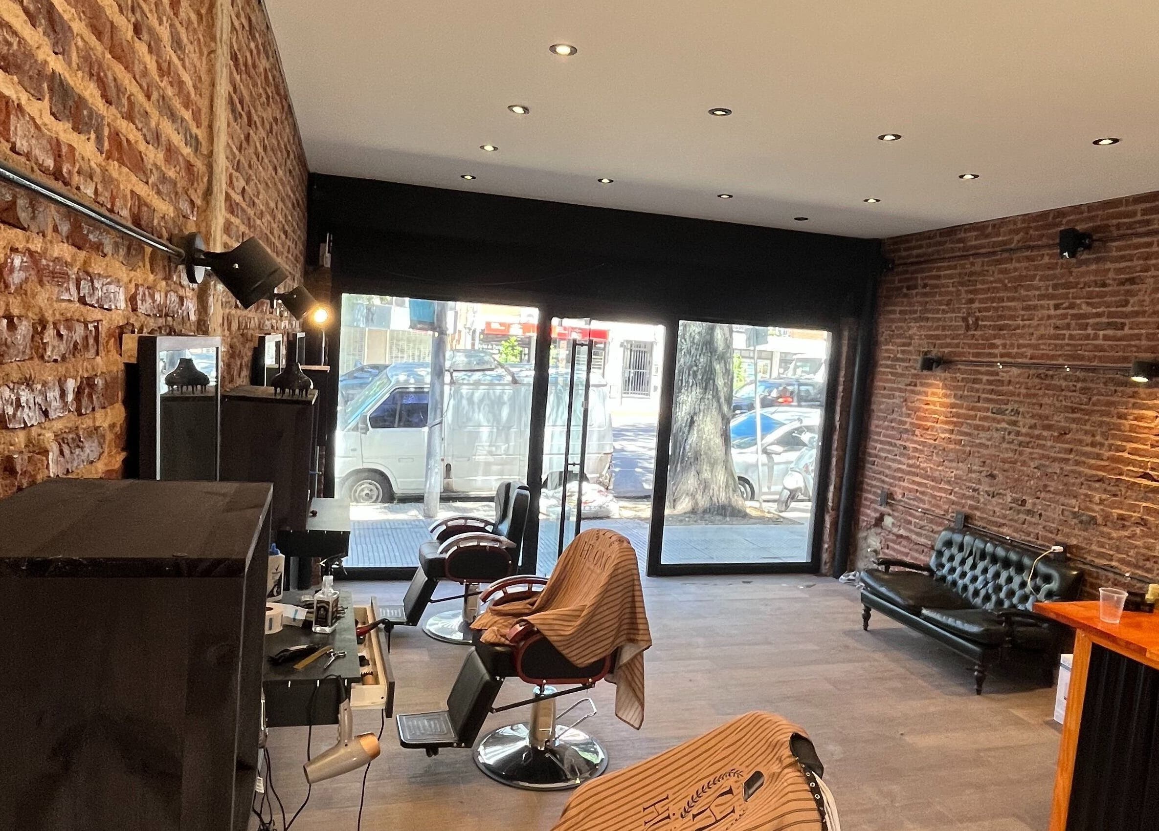 Interior rústico de HÜOMO BARBIERE CLUB en Buenos Aires, Ciudad Autónoma De Buenos Aires, AR