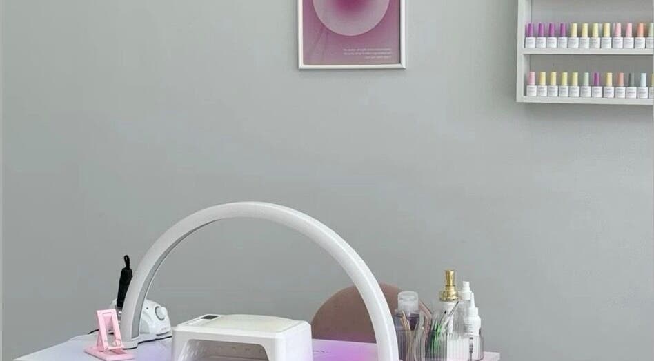 Station de manucure moderne à Esthétique by flo, Villefranche de Rouergue, Occitanie, FR.