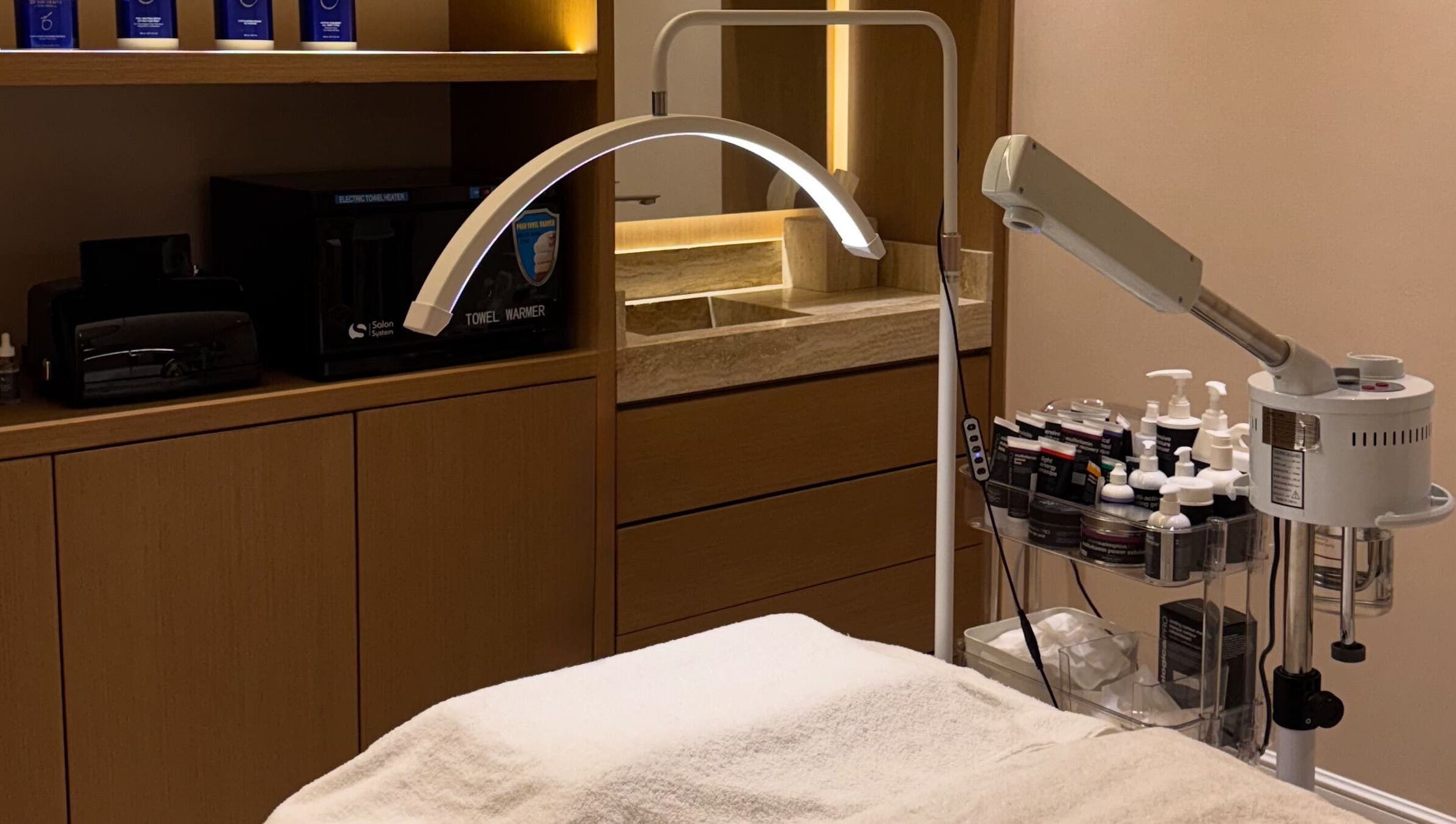 Elegant facial room at Plump Facial Bar, Riyadh, Riyadh Province, SA, showcasing serene ambiance and modern equipment.