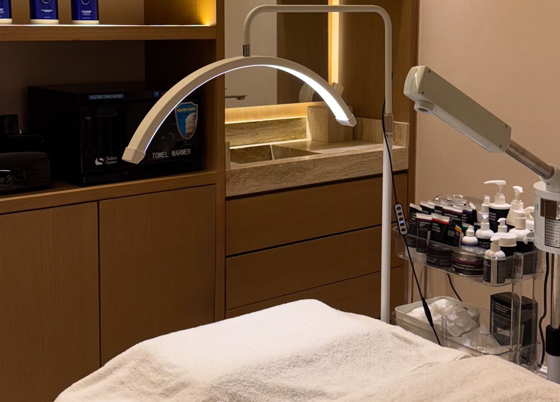 Elegant facial room at Plump Facial Bar, Riyadh, Riyadh Province, SA, showcasing serene ambiance and modern equipment.