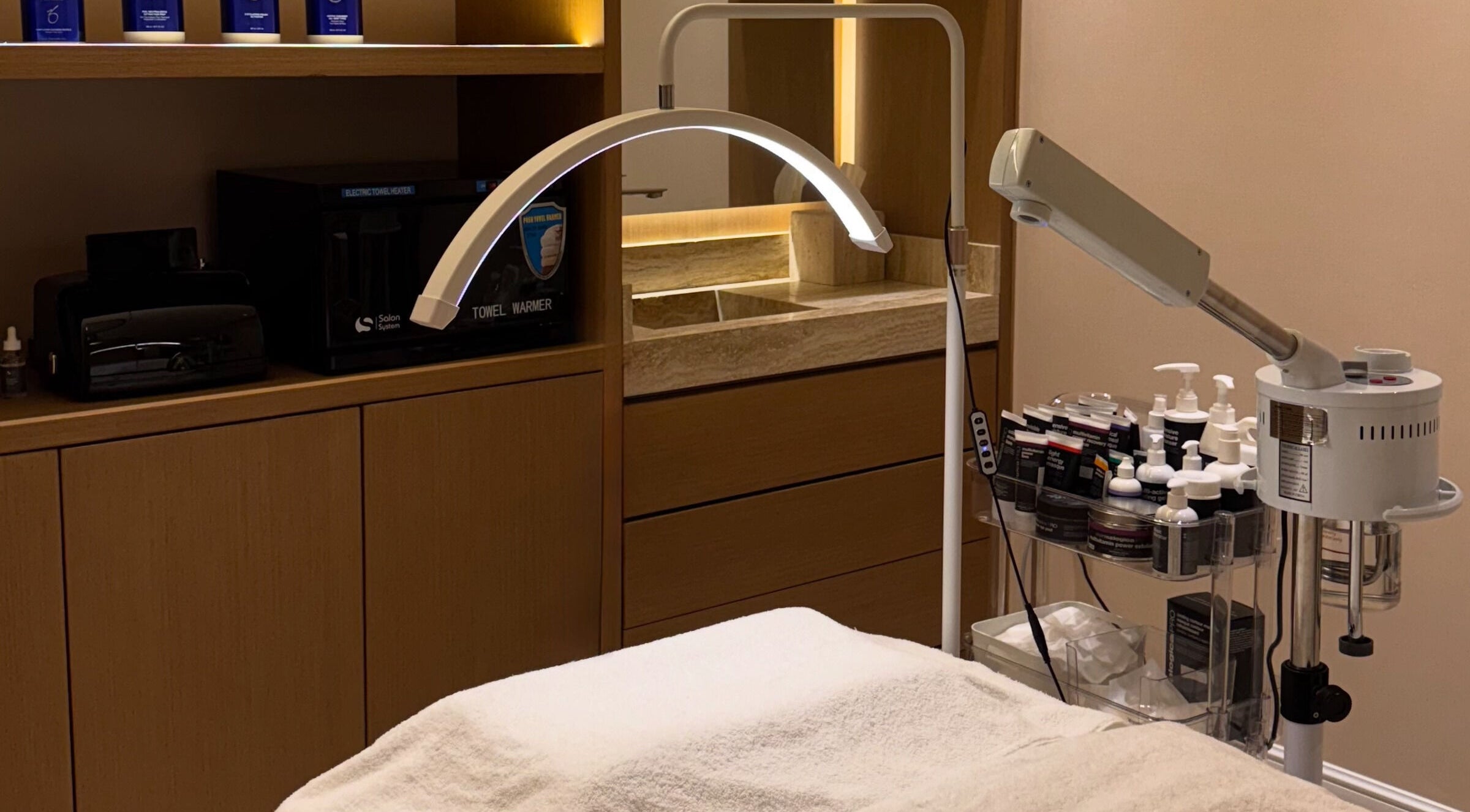 Elegant facial room at Plump Facial Bar, Riyadh, Riyadh Province, SA, showcasing serene ambiance and modern equipment.