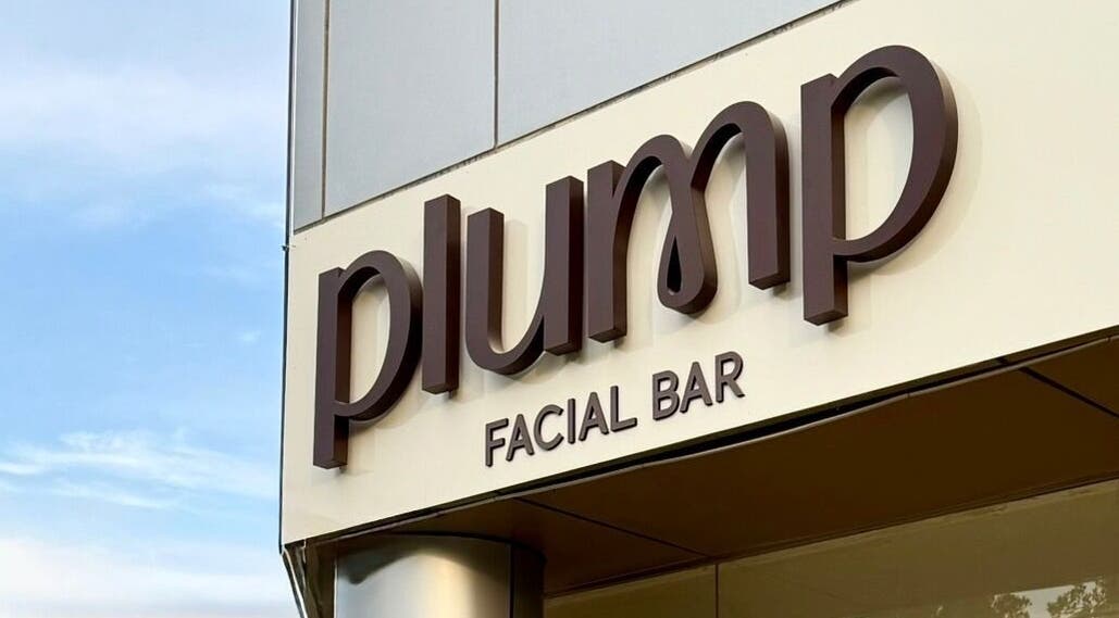 Exterior sign of Plump Facial Bar located in Riyadh, Riyadh Province, SA against a clear sky.