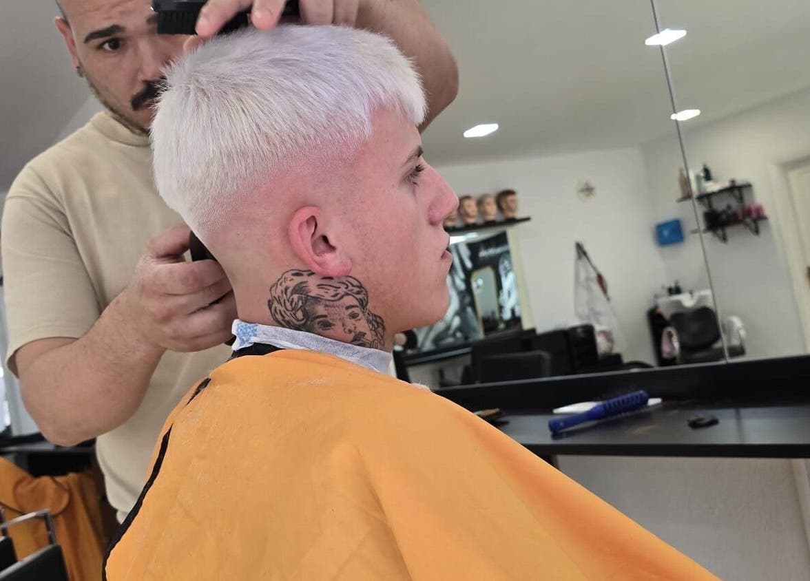 Barbero realizando corte moderno en El Calvo barbershop, Las Palmas De Gran Canaria, Canarias, ES.