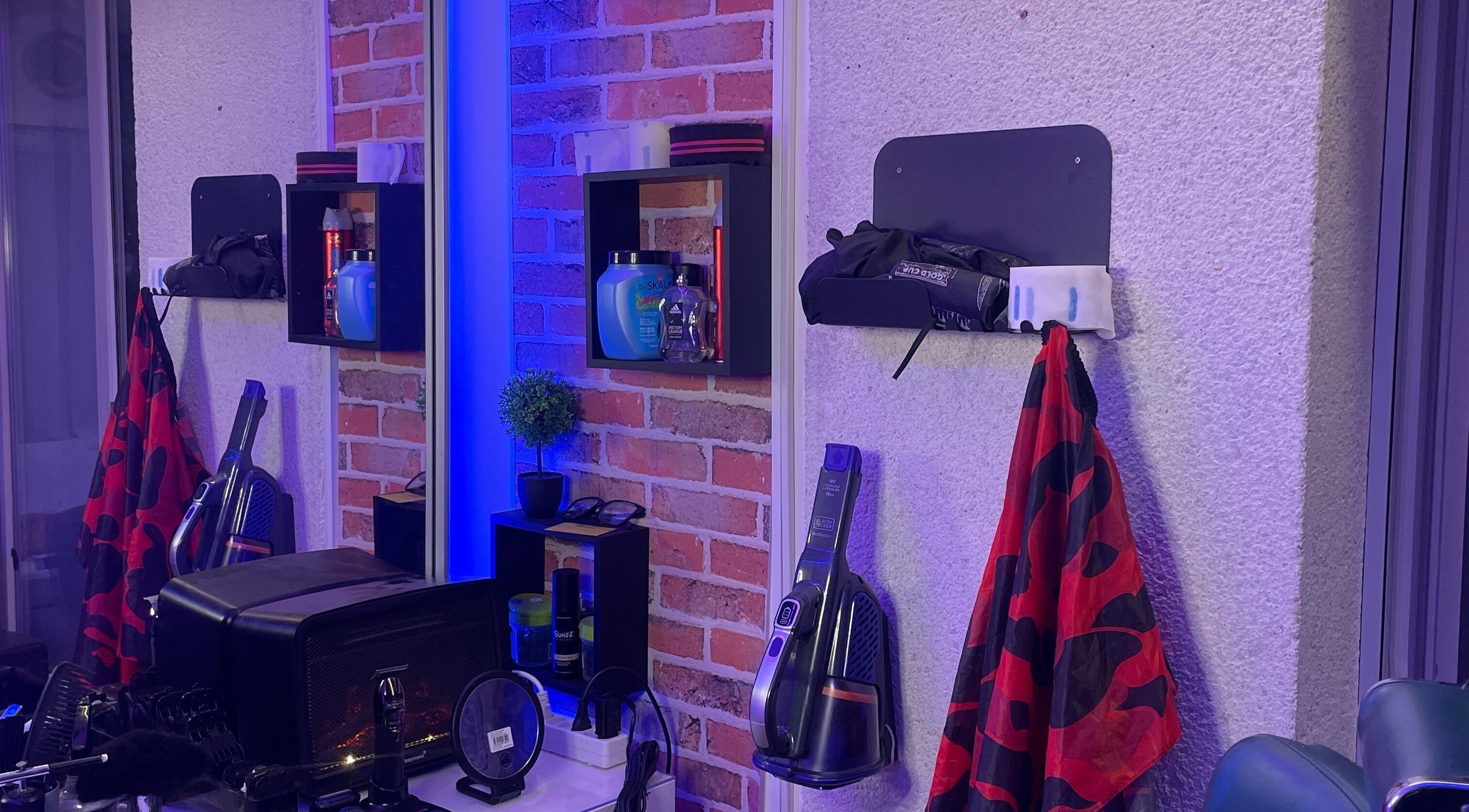 Intérieur moderne de Bhm salon à Vernier, Genève, CH avec étagères rouges et outils de coiffure.