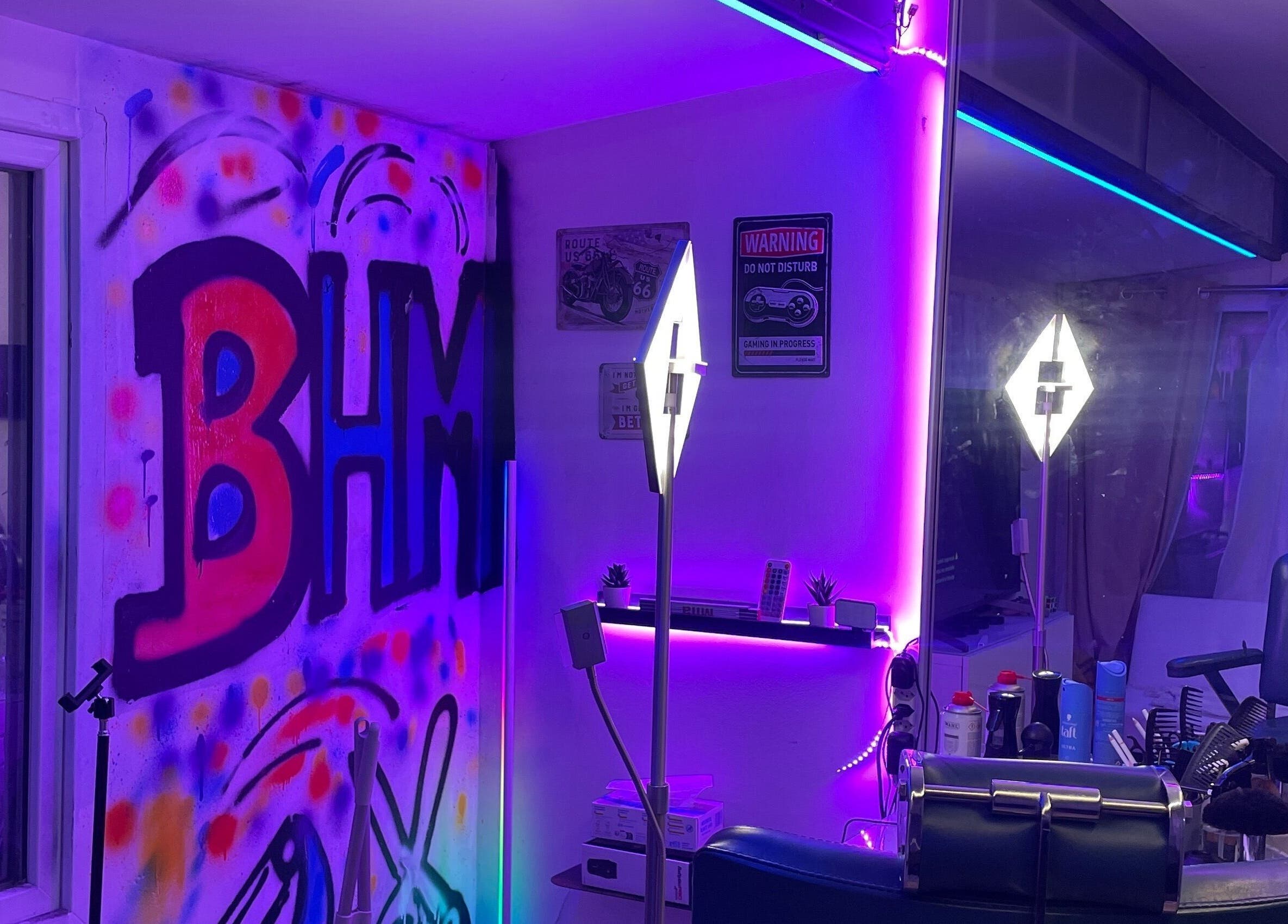 Intérieur coloré du BHM salon à Vernier, Genève, CH. Éclairage néon vibrant et décoration moderne.