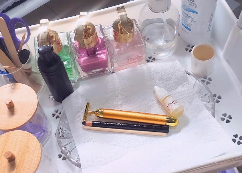 Produtos de beleza organizados na mesa do Flowers Studio, São Paulo, São Paulo, BR, prontos para tratamento.