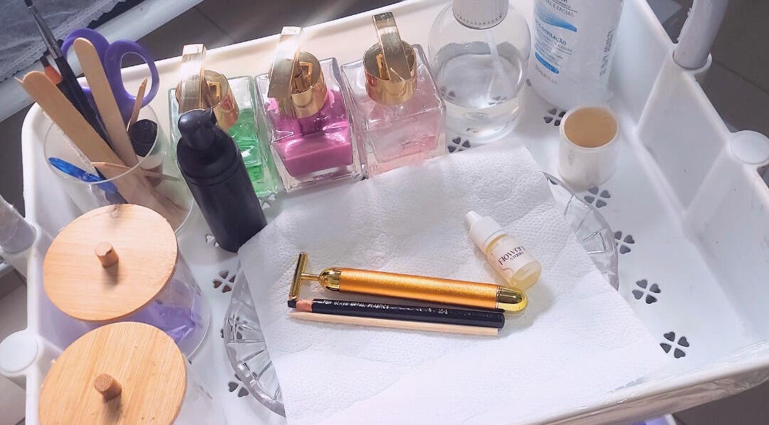 Produtos de beleza organizados na mesa do Flowers Studio, São Paulo, São Paulo, BR, prontos para tratamento.