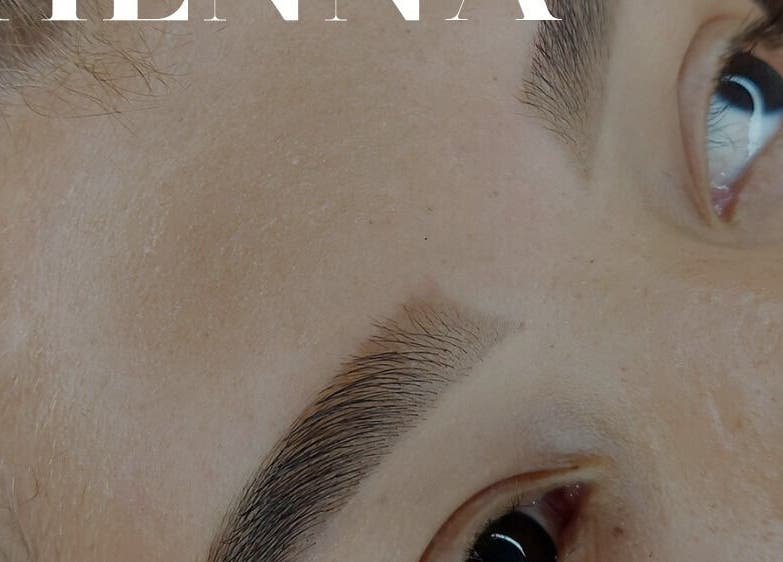 Henna aplicada em sobrancelhas no Flowers Studio, São Paulo, São Paulo, BR.