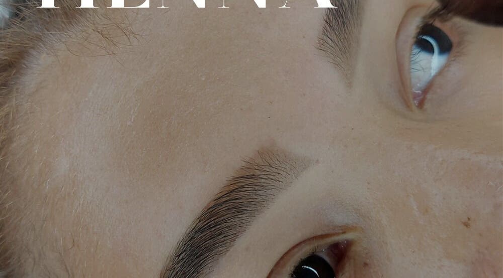 Henna aplicada em sobrancelhas no Flowers Studio, São Paulo, São Paulo, BR.