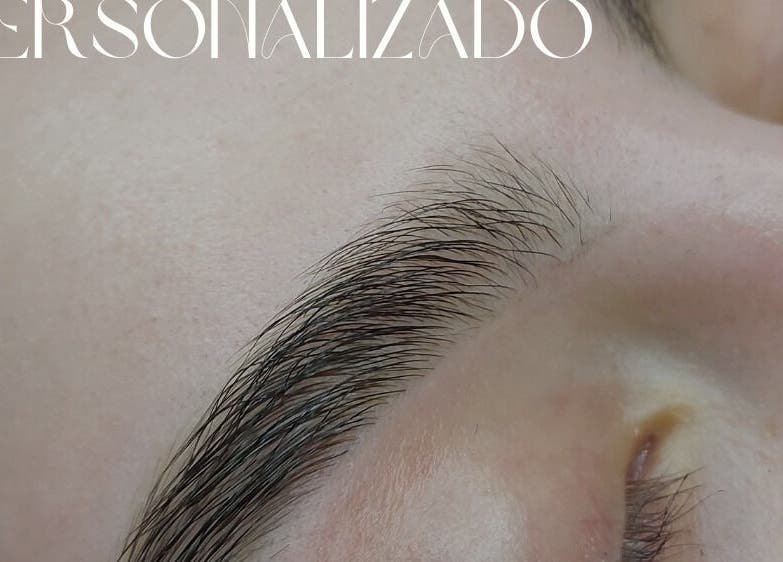 Sobrancelha perfeitamente modelada em Flowers Studio, São Paulo, São Paulo, BR.