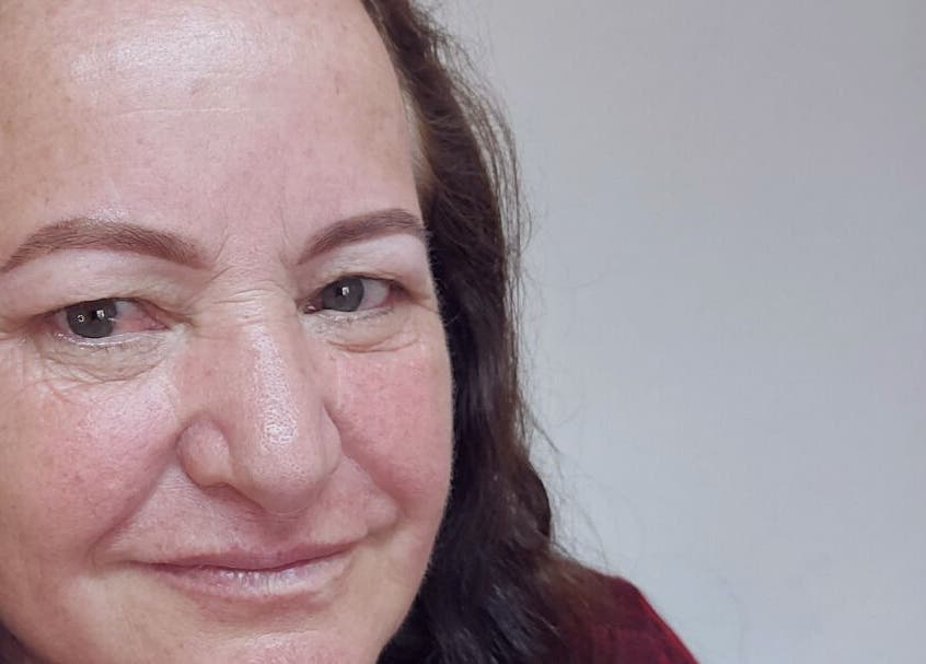 Cliente feliz com sobrancelhas tratadas no Flowers Studio, São Paulo, São Paulo, BR.