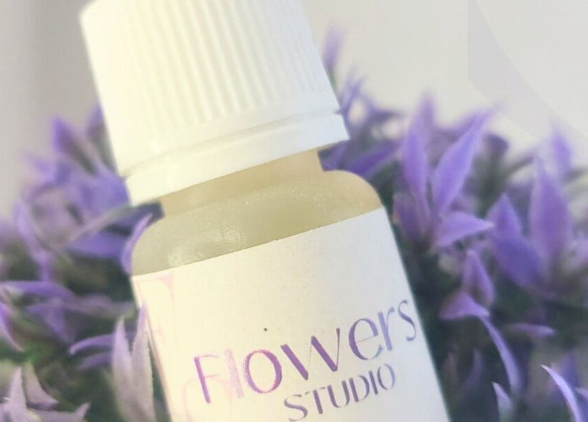 Frasco de óleo essencial da Flowers Studio com lavanda ao fundo, São Paulo, São Paulo, BR.
