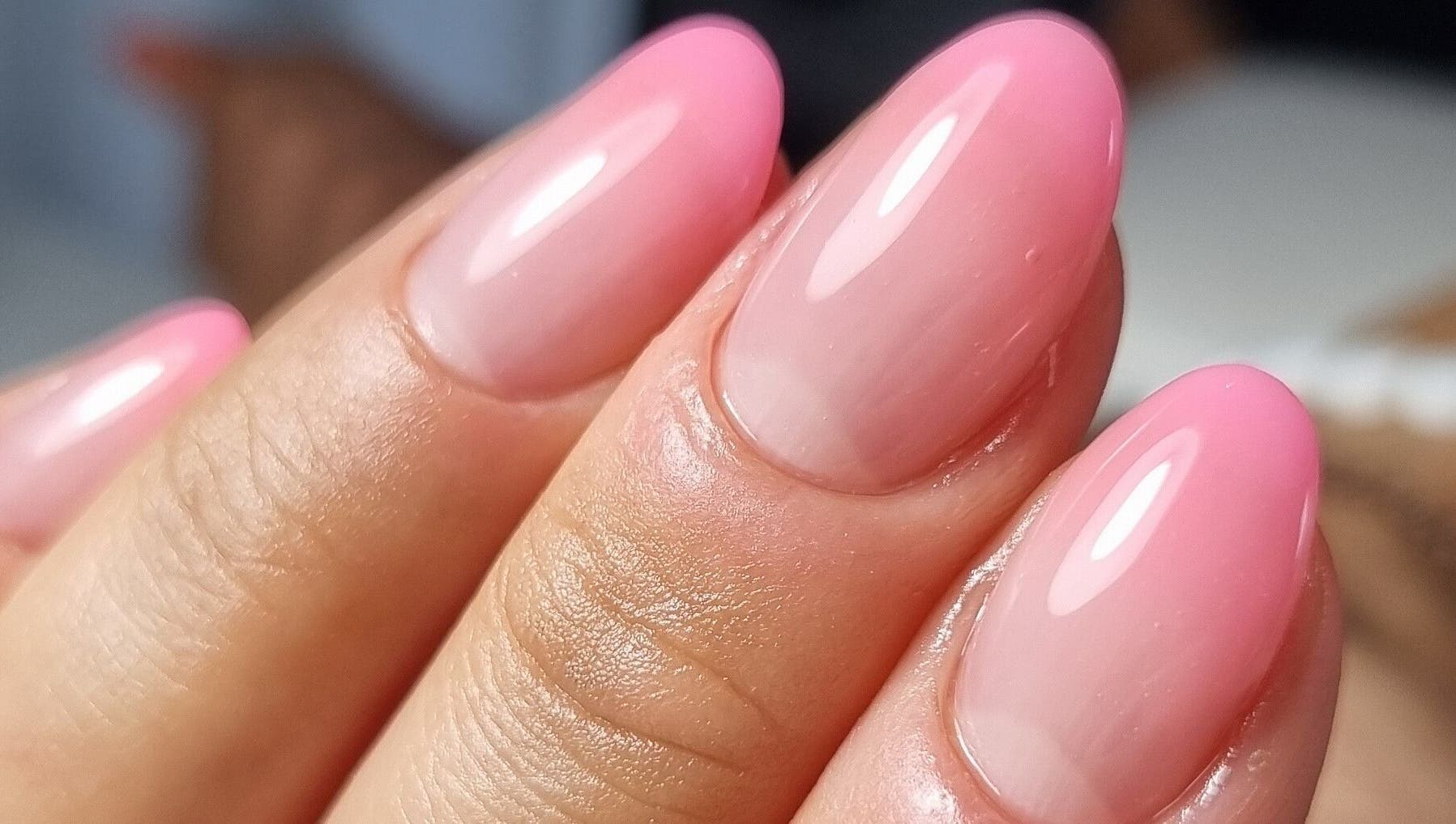 Elegancki różowy manicure w Ipswich Nails, Ipswich, England, GB, doskonały dla miłośników stylu.