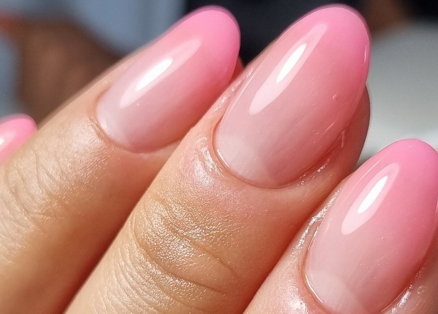 Elegancki różowy manicure w Ipswich Nails, Ipswich, England, GB, doskonały dla miłośników stylu.