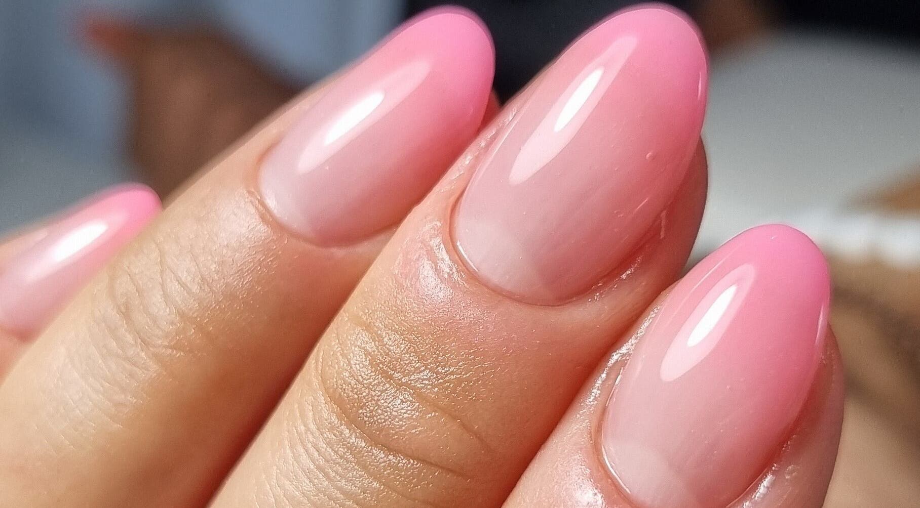 Elegancki różowy manicure w Ipswich Nails, Ipswich, England, GB, doskonały dla miłośników stylu.