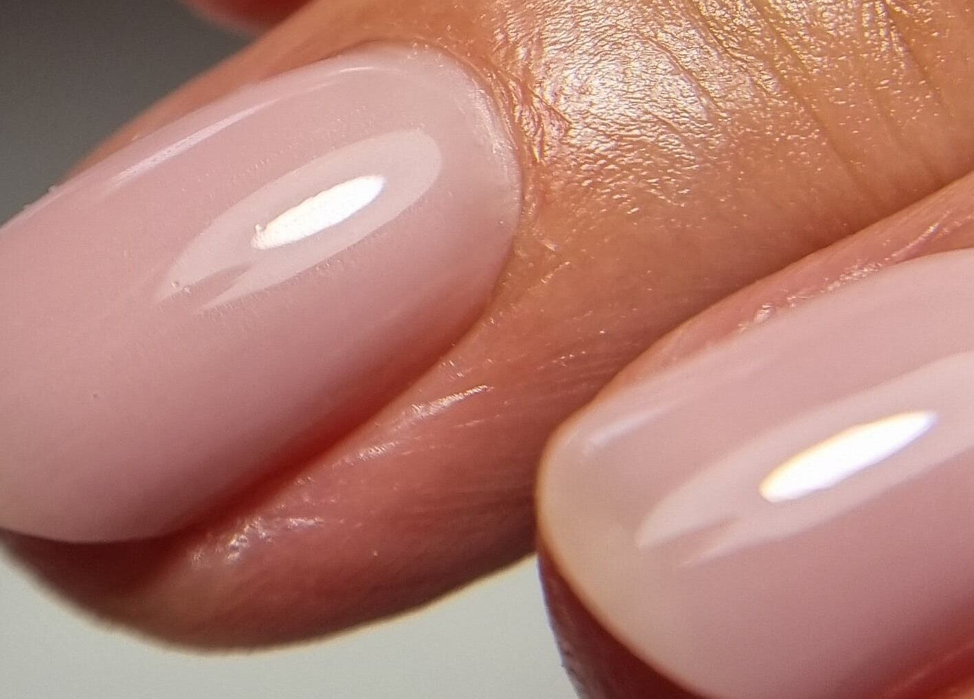 Zbliżenie na elegancki manicure różowy w Ipswich Nails, Ipswich, England, GB.