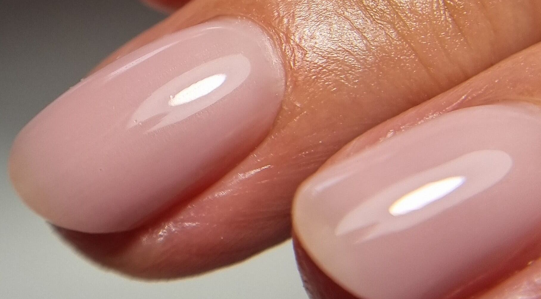 Zbliżenie na elegancki manicure różowy w Ipswich Nails, Ipswich, England, GB.