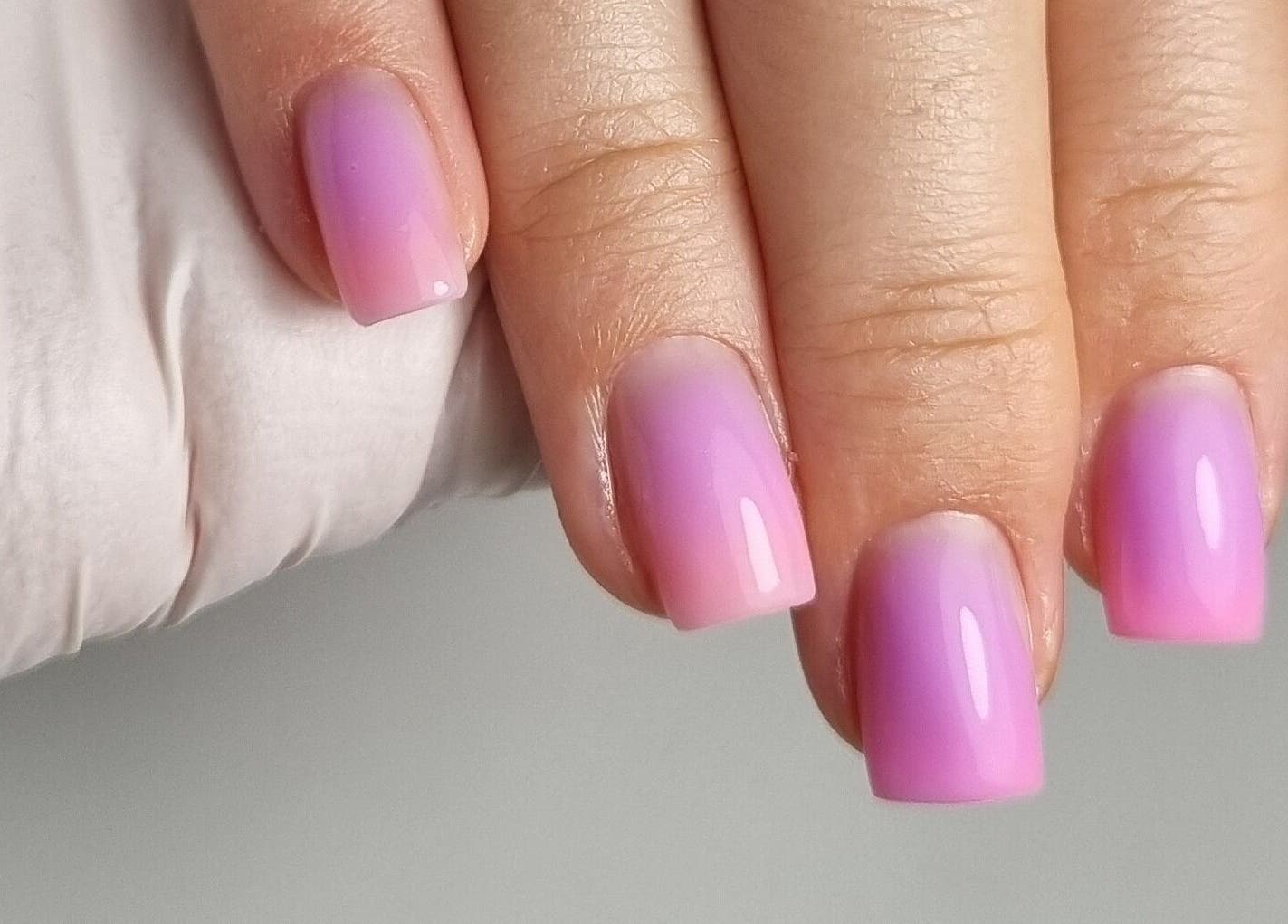 Pastelowe ombré paznokcie w Ipswich Nails, Ipswich, England, GB, z pięknym połyskiem.