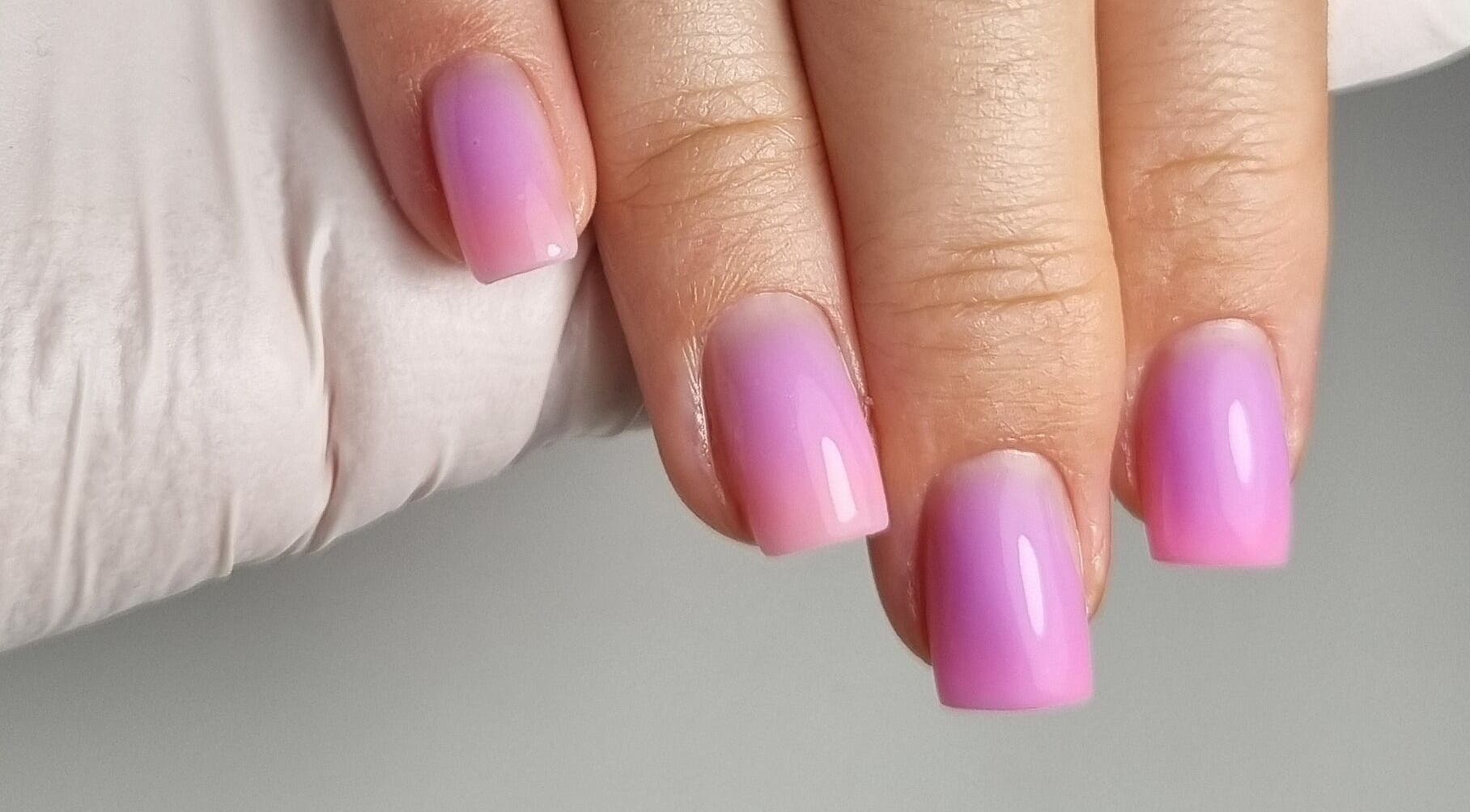 Pastelowe ombré paznokcie w Ipswich Nails, Ipswich, England, GB, z pięknym połyskiem.