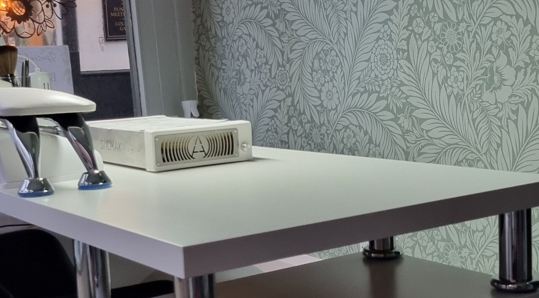 Nowoczesne biurko do paznokci w Ipswich Nails, Ipswich, England, GB. Elegancka przestrzeń pielęgnacyjna.