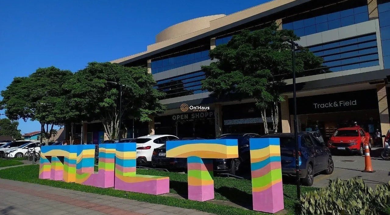 Entrada vibrante com fachada moderna em Fabrica de Beleza, Santa Catarina, Santa Catarina, BR.