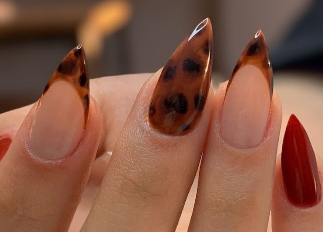 Arte de uñas elegante diseñado en LeslieStudio, Macul, Región Metropolitana, CL.