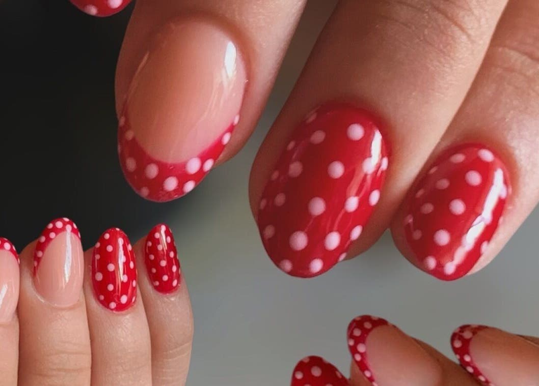 Diseño de uñas con lunares rojos y blanco de LeslieStudio en Macul, Región Metropolitana, CL.