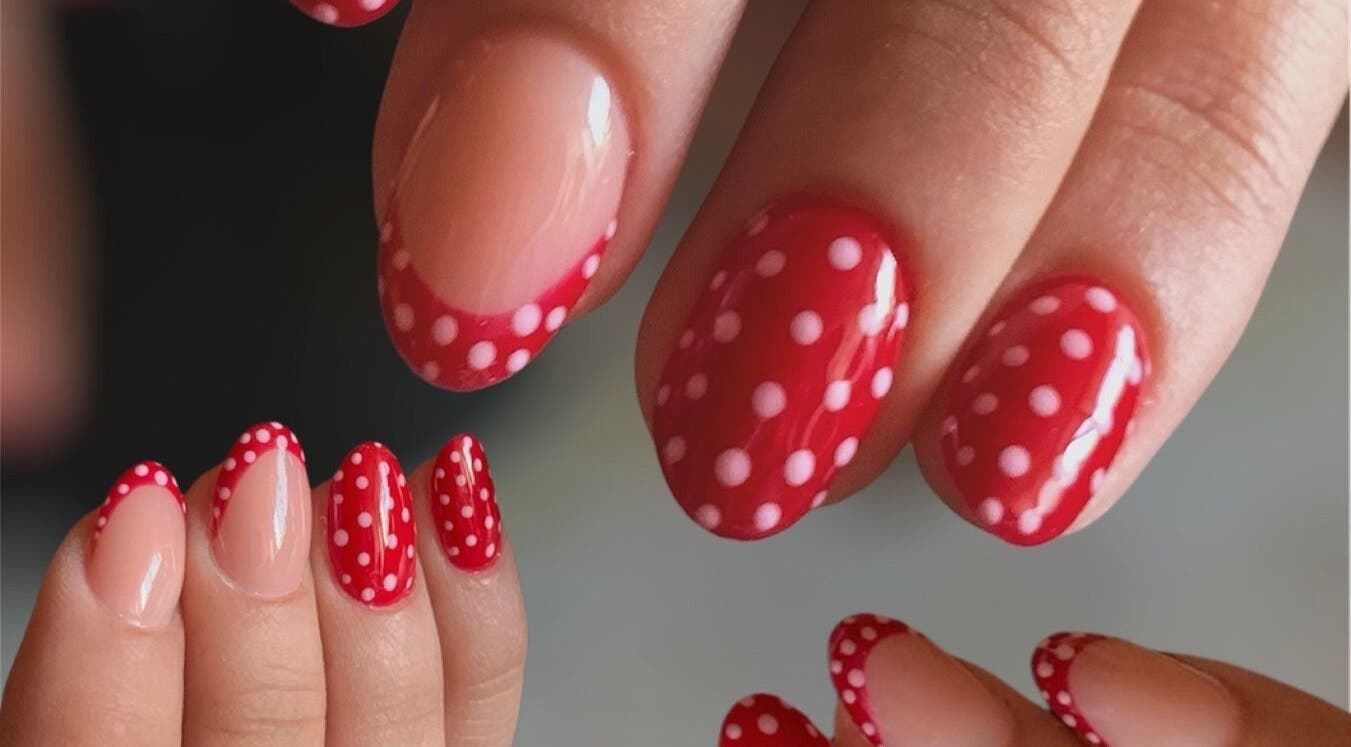 Diseño de uñas con lunares rojos y blanco de LeslieStudio en Macul, Región Metropolitana, CL.