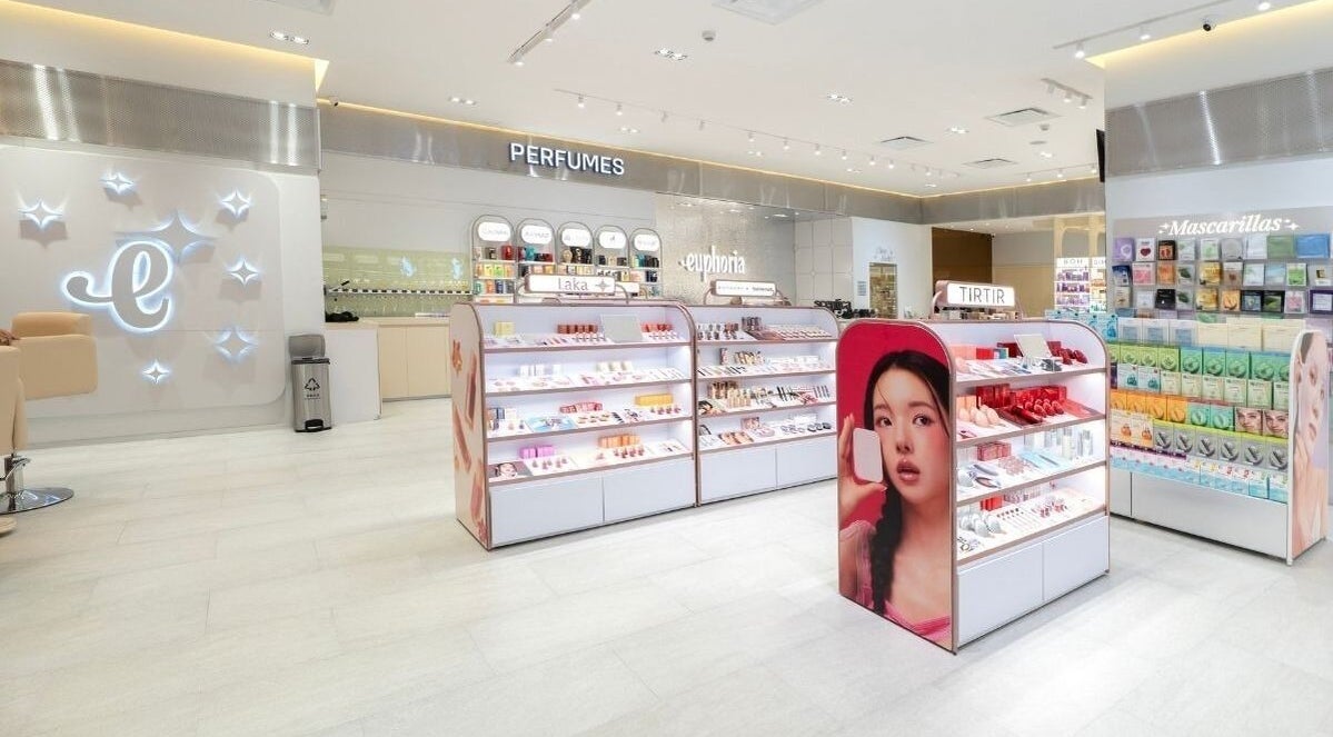 Interior moderno de Euphoria Cosmopol en San Francisco Coacalco, Estado De México, con productos de belleza exhibidos.