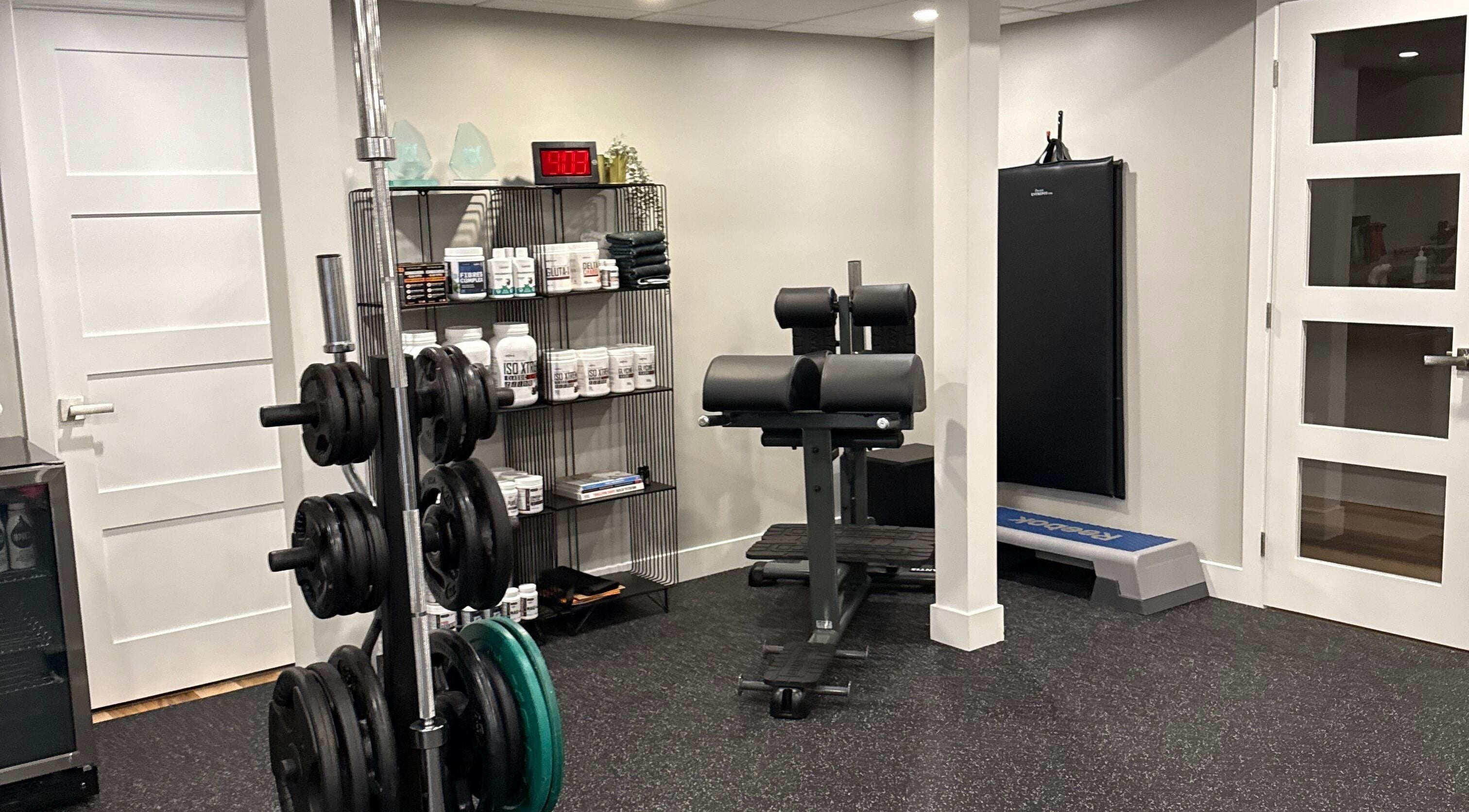 Gym area at Live avec Sylvia in Québec, CA featuring equipment and supplements for wellness.