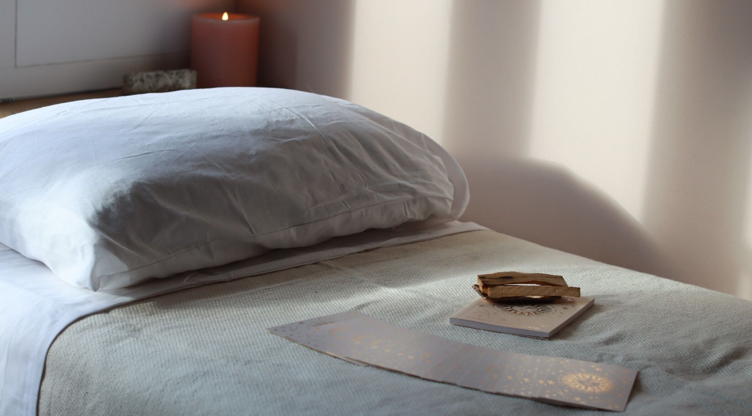 Kalmerende ruimte in Zenspace, Enkhuizen, Noord-holland, NL met een comfortabele massagetafel.