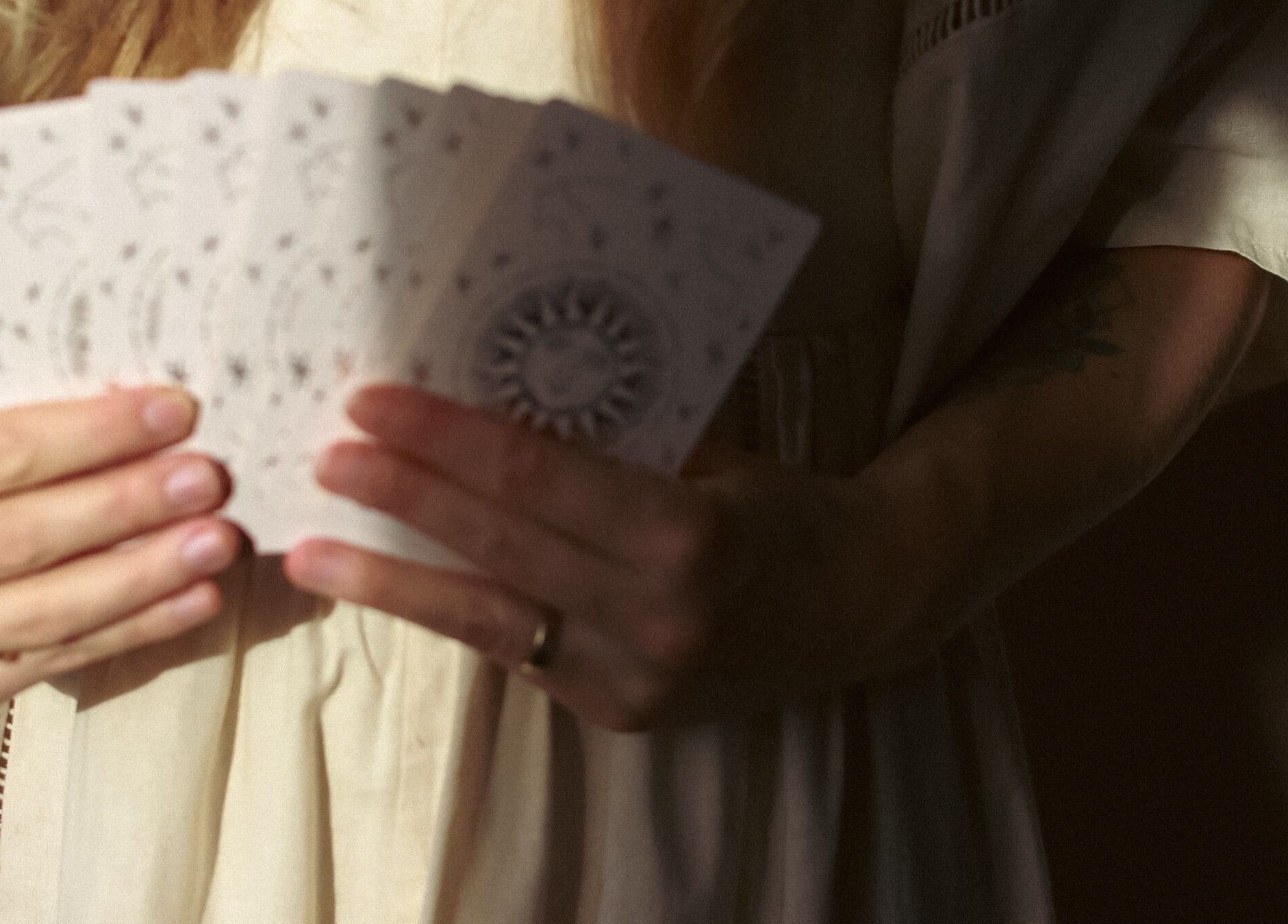 Handen met kaarten bij Zenspace in Enkhuizen, Noord-holland, NL, symboliseren mystieke en serene sfeer.