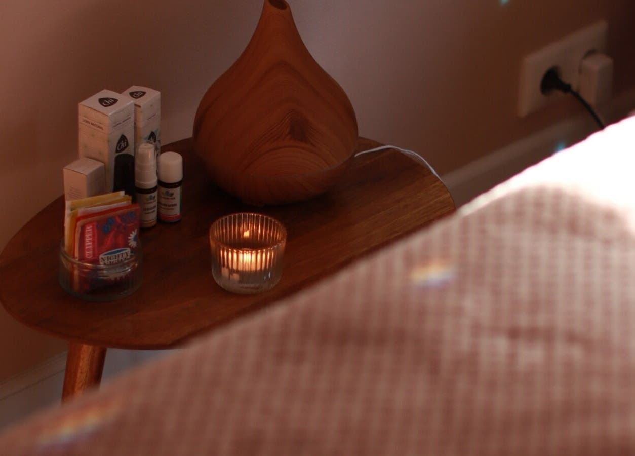 Rustieke tafel met oliën en kaars bij Zenspace, Enkhuizen, Noord-holland, NL.