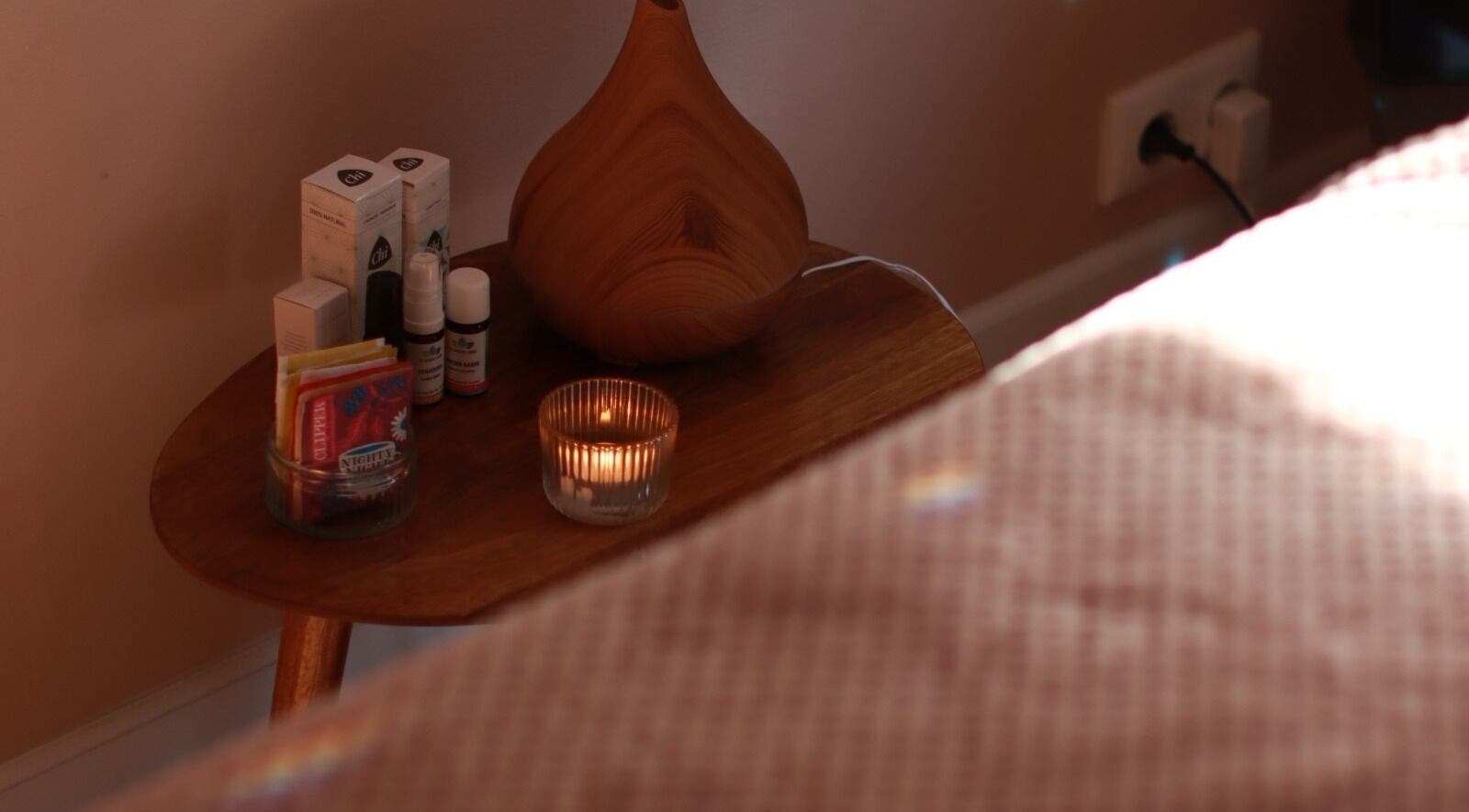 Rustieke tafel met oliën en kaars bij Zenspace, Enkhuizen, Noord-holland, NL.