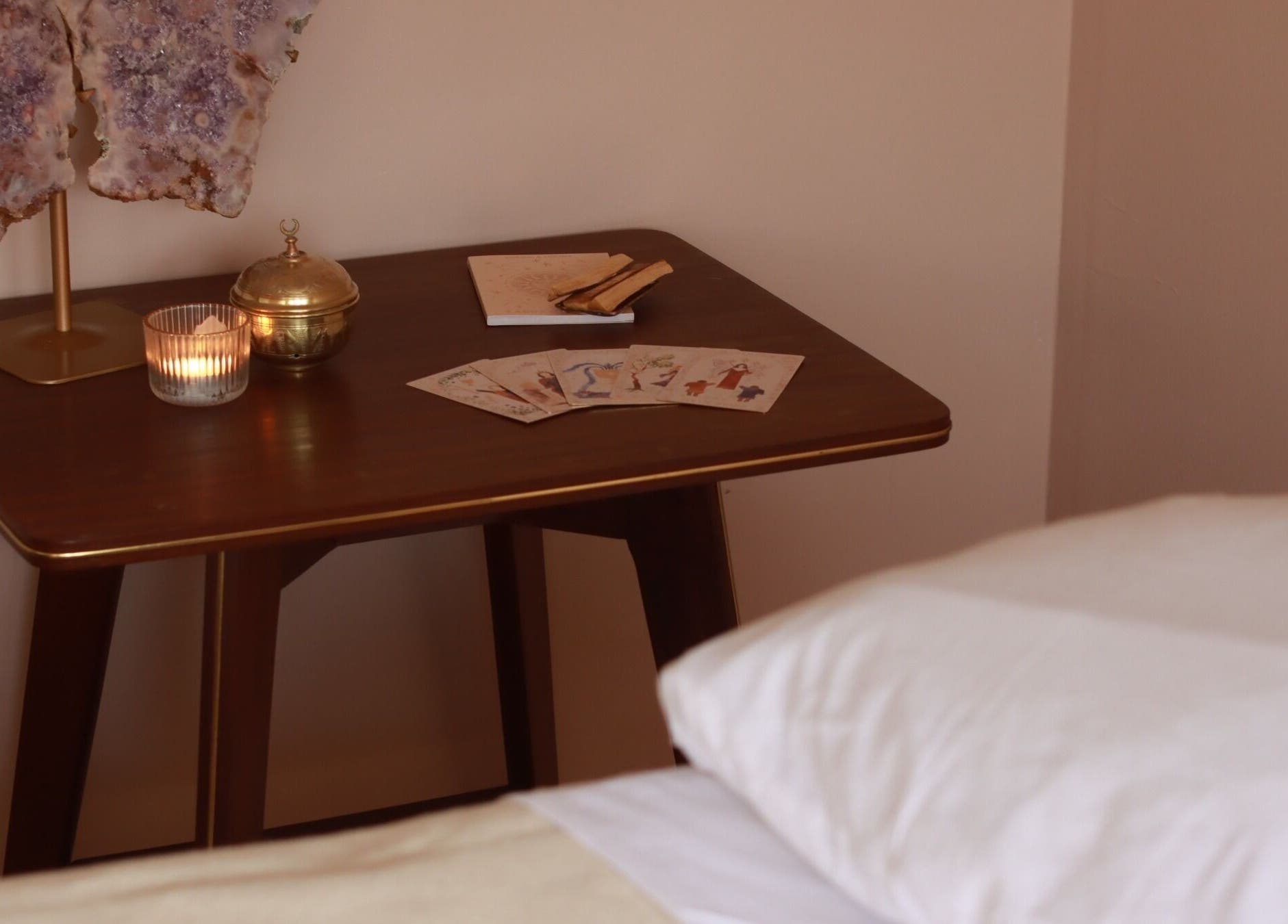 Kalmerend nachtelijk tafereel bij Zenspace, Enkhuizen, Noord-holland, NL met kaarslicht en kristallen.