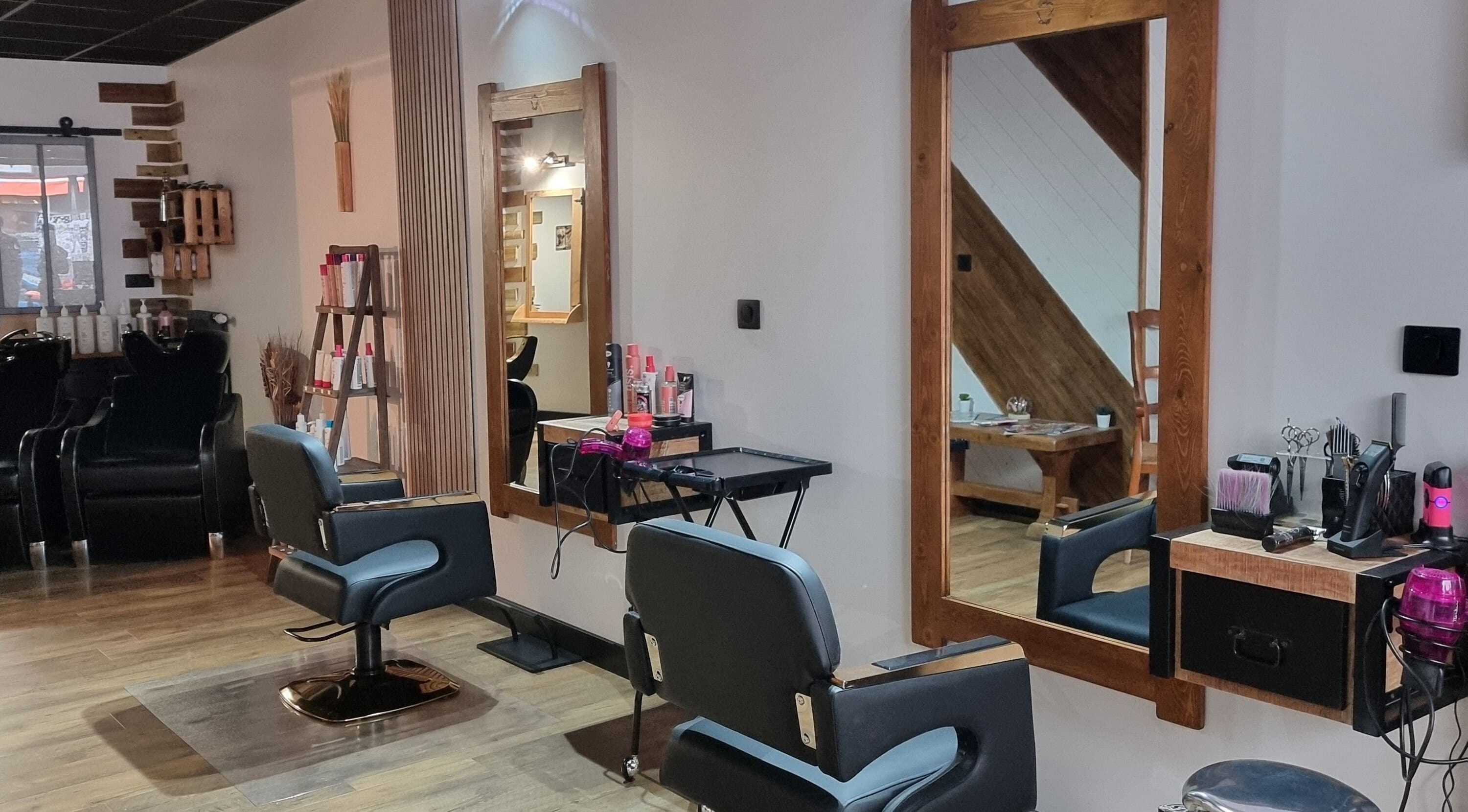 Intérieur élégant du salon Evelyne Coiff à Saugues, Auvergne-rhône-alpes, FR avec fauteuil et miroir.