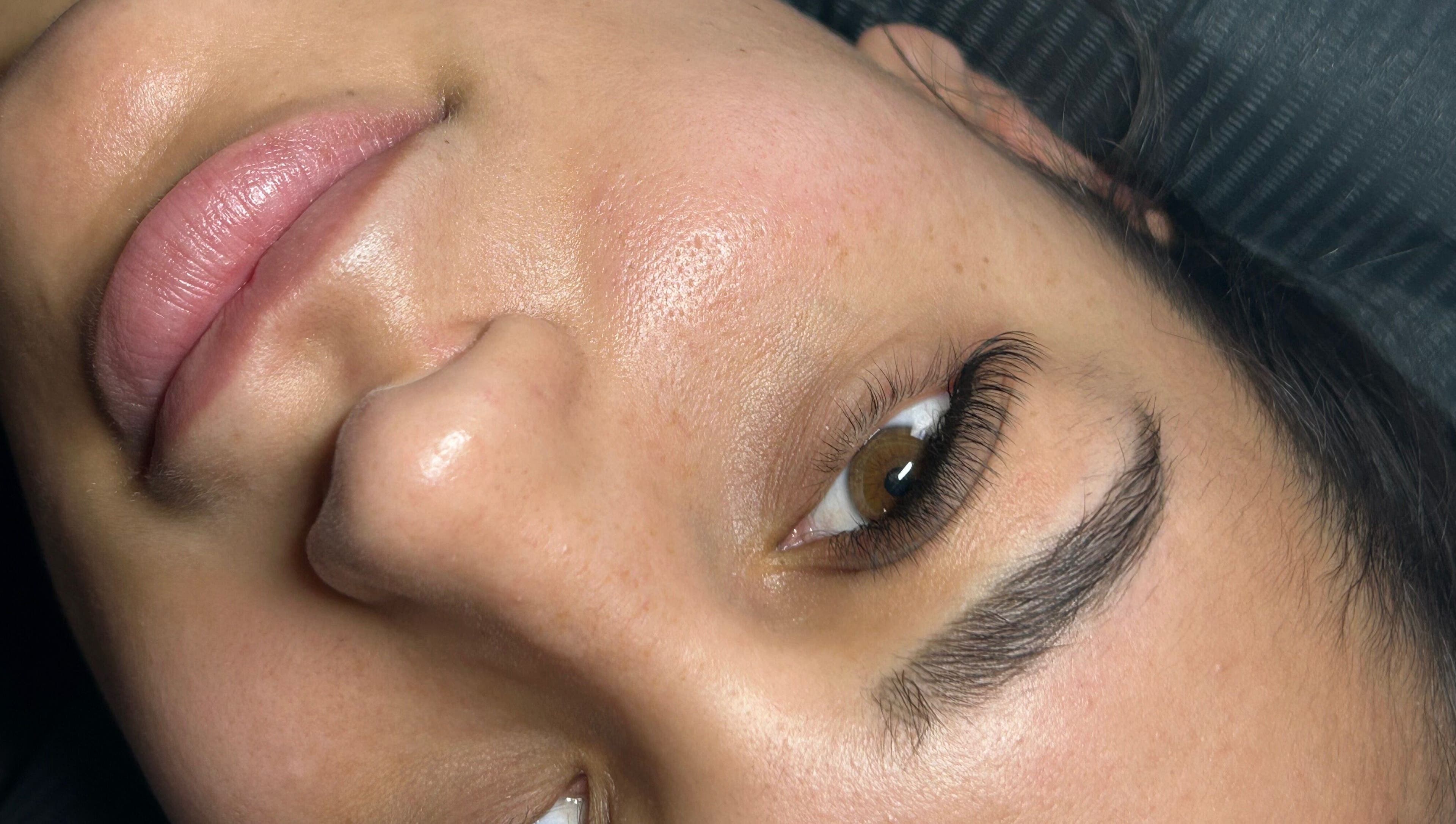 Soin visage chez Mirada, LAMENTIN, FR, mettant en valeur un teint éclatant et naturel.