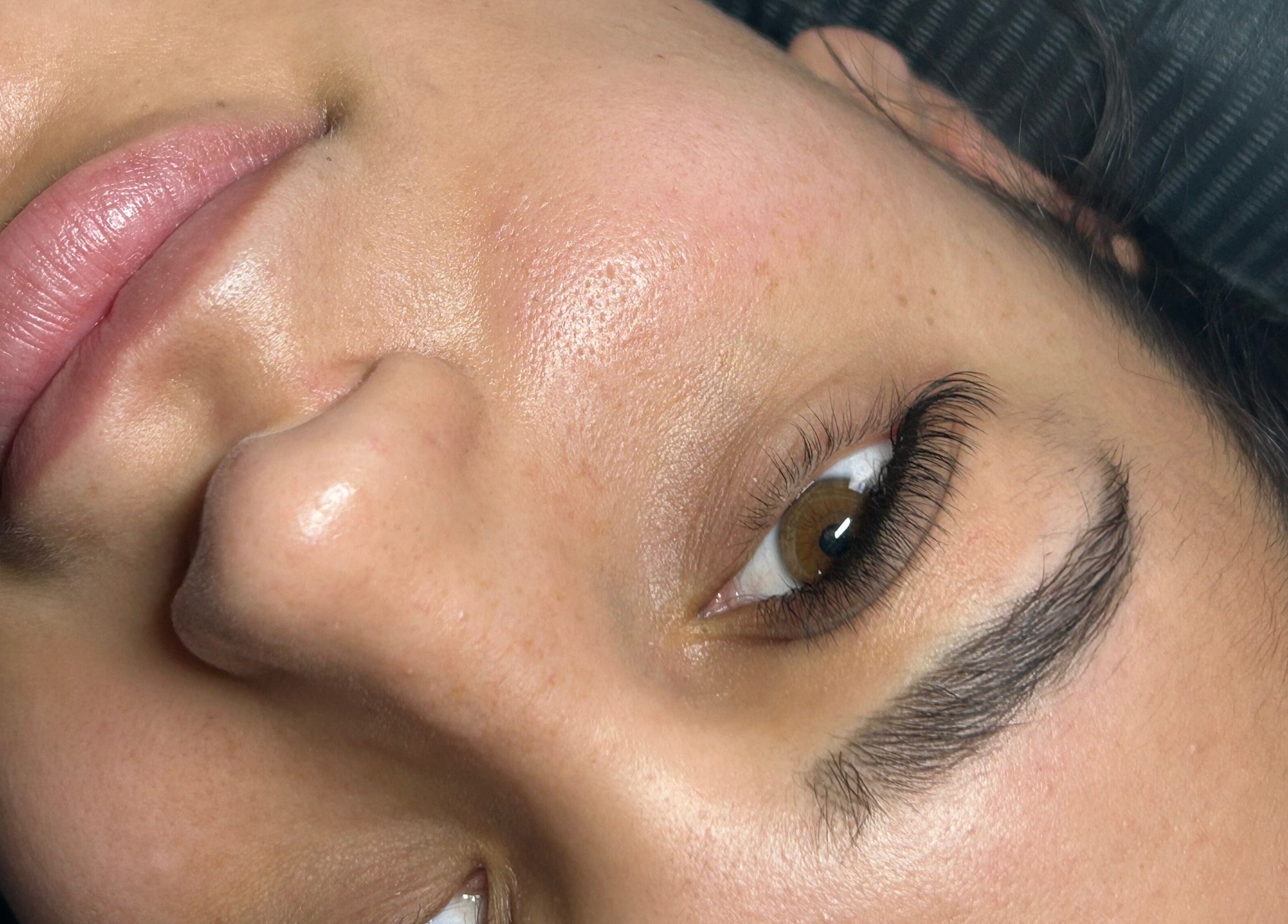 Soin visage chez Mirada, LAMENTIN, FR, mettant en valeur un teint éclatant et naturel.