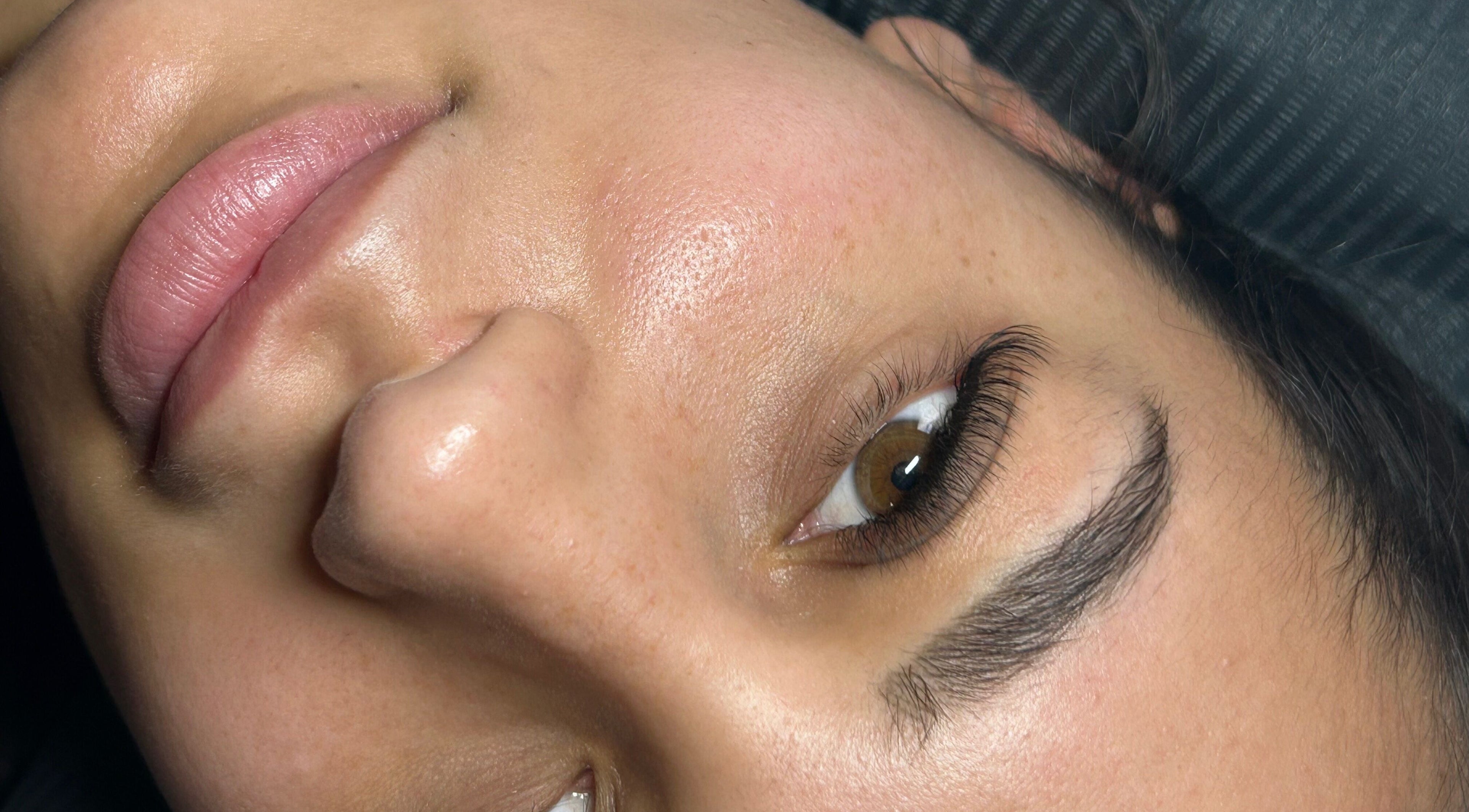 Soin visage chez Mirada, LAMENTIN, FR, mettant en valeur un teint éclatant et naturel.