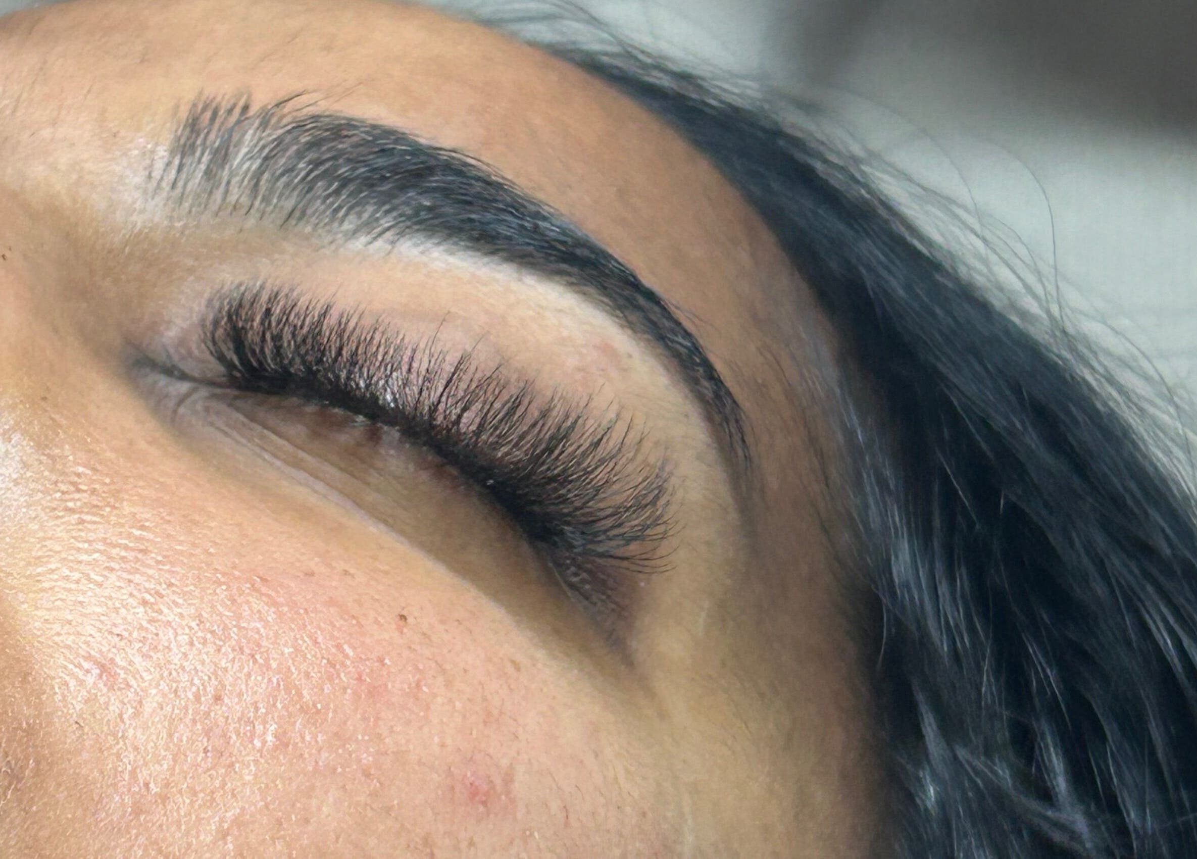 Extension de cils à Mirada, LAMENTIN, FR, mettant en valeur des cils volumineux et élégants.