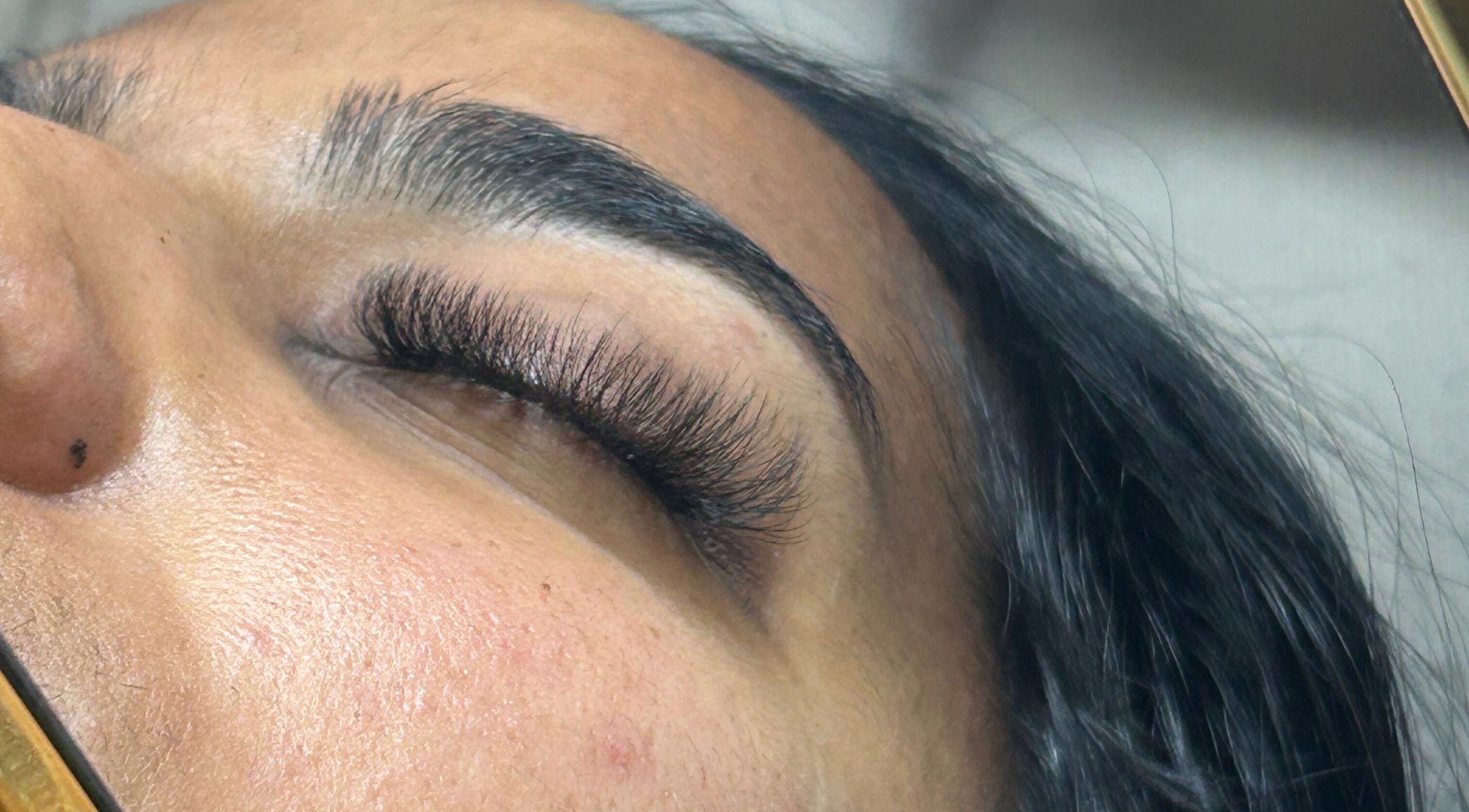 Extension de cils à Mirada, LAMENTIN, FR, mettant en valeur des cils volumineux et élégants.