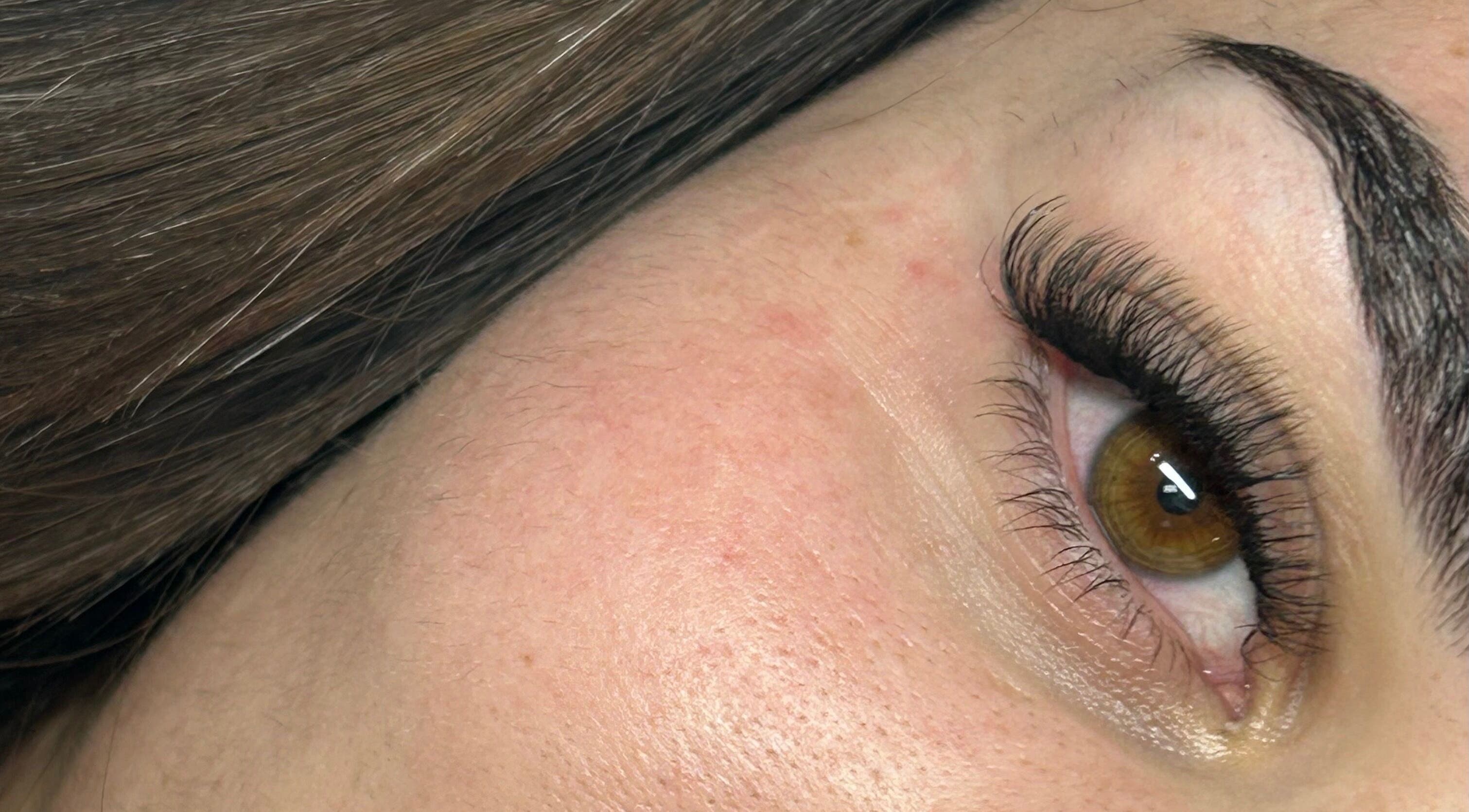 Cils expressifs chez Mirada, LAMENTIN, FR. Extension et beauté captivante.