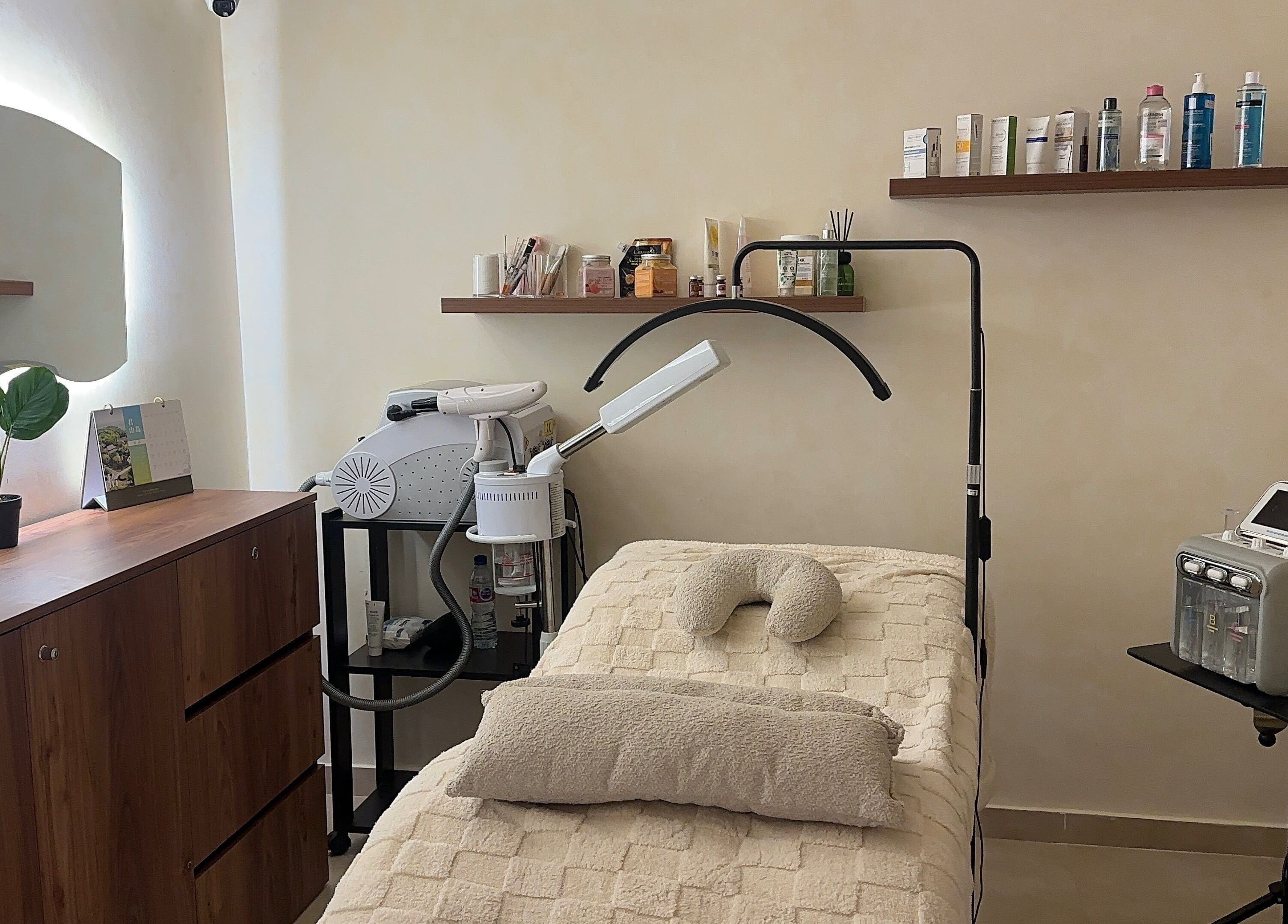 Relaxing treatment room at Joelle Beauty Lounge, Bayrut, LB, featuring modern equipment and calming decor.