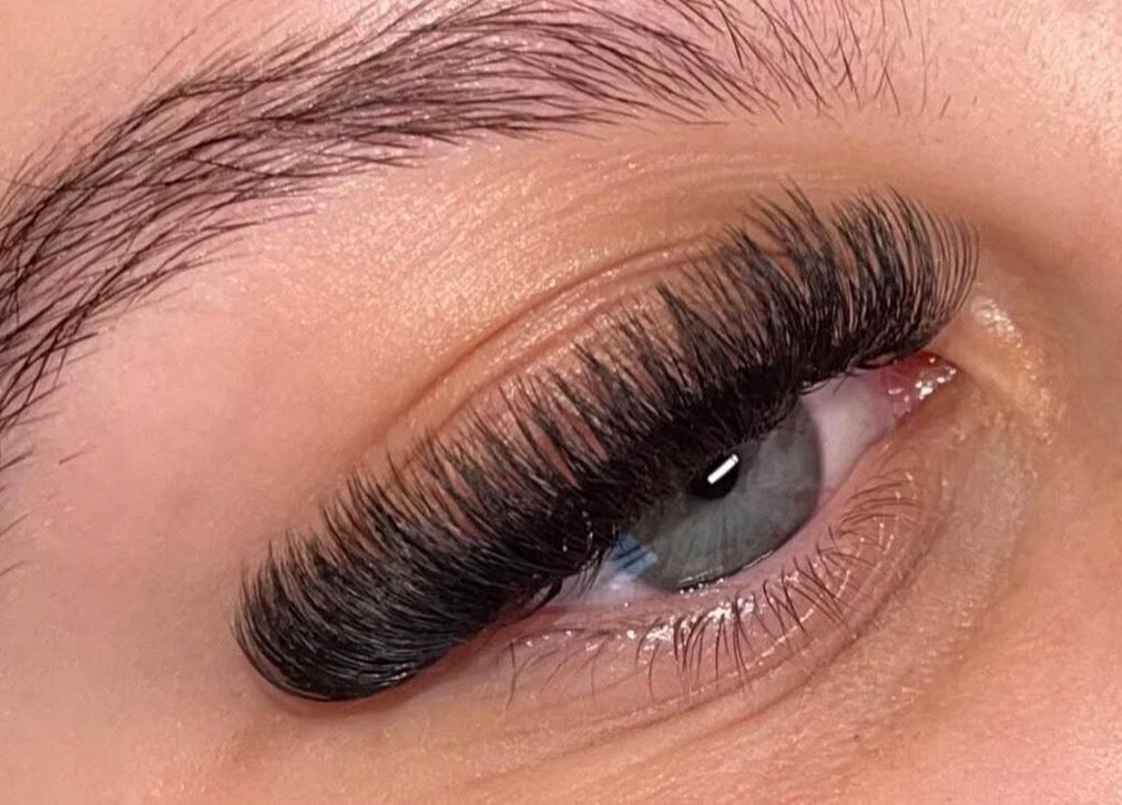 Cils volumineux réalisés chez Souki Lashes à Marseille, Provence-alpes-côte D'azur, FR.