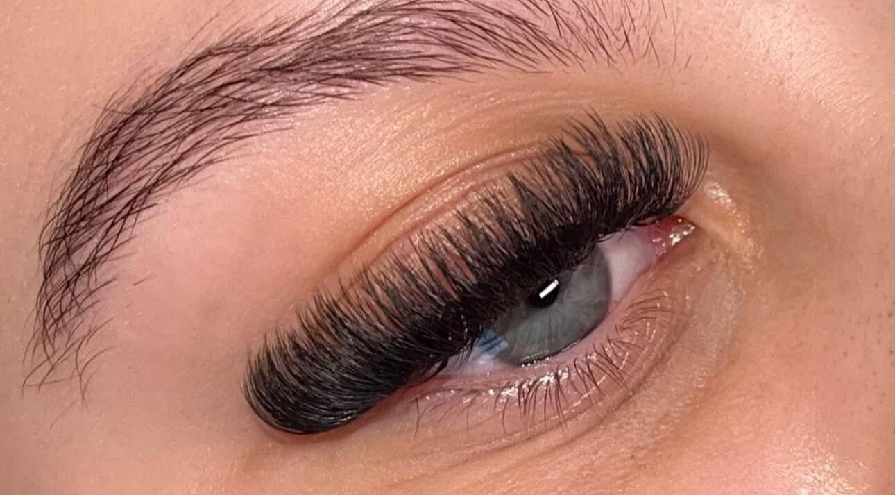 Cils volumineux réalisés chez Souki Lashes à Marseille, Provence-alpes-côte D'azur, FR.