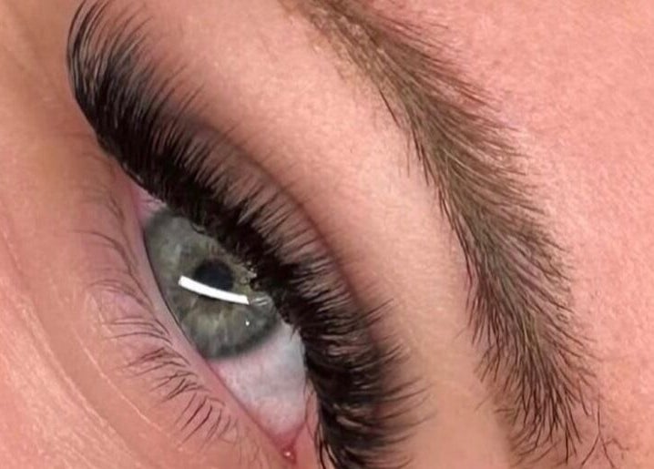 Cils volumineux chez Souki Lashes à Marseille, Provence-alpes-côte D'azur, FR. Sublime extension pour un regard éclatant.