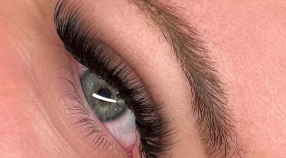 Cils volumineux chez Souki Lashes à Marseille, Provence-alpes-côte D'azur, FR. Sublime extension pour un regard éclatant.