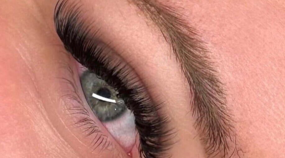 Cils volumineux chez Souki Lashes à Marseille, Provence-alpes-côte D'azur, FR. Sublime extension pour un regard éclatant.