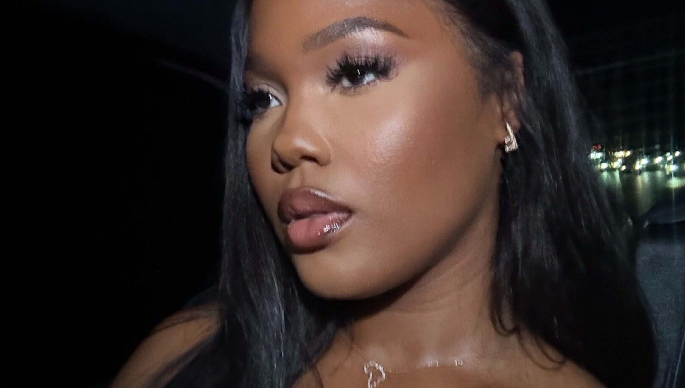 Modèle avec maquillage élégant à Lashkorner, Cotonou, Littoral, BJ, reflétant une beauté moderne.