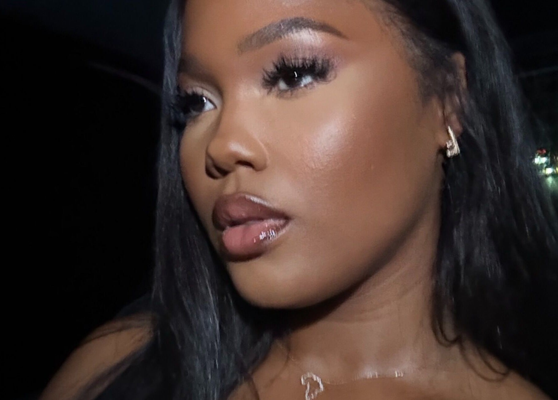 Modèle avec maquillage élégant à Lashkorner, Cotonou, Littoral, BJ, reflétant une beauté moderne.